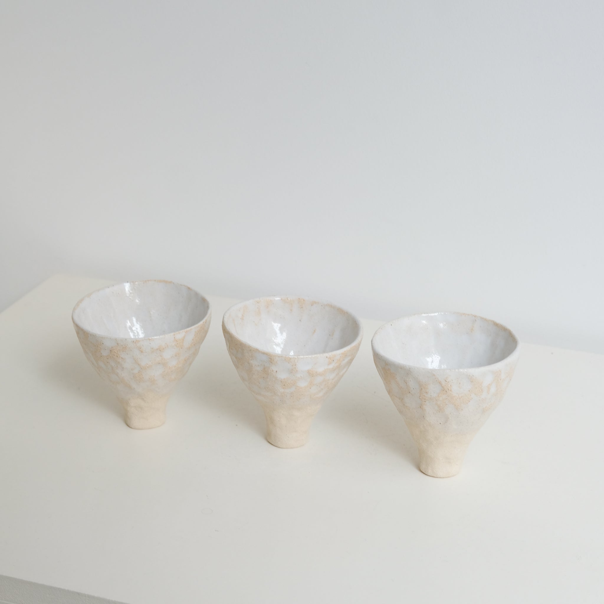 Tasse sur pied en grès blanc 100ml - Blanc brillant de Léa Baldassari chez Brutal Ceramics
