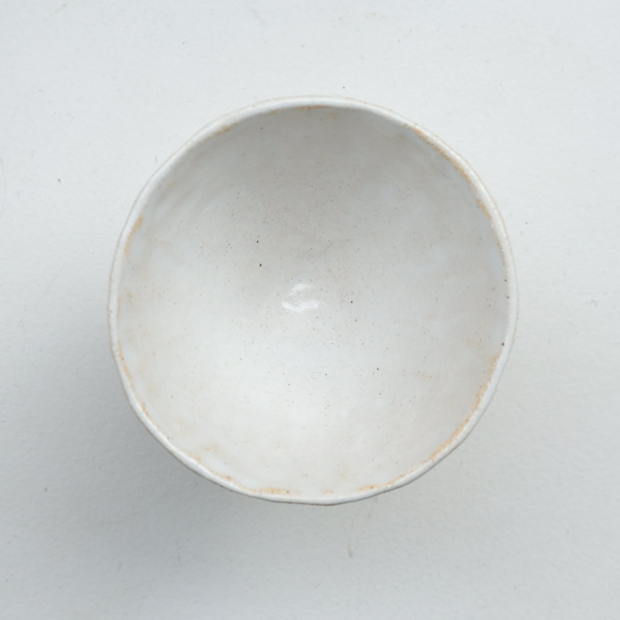 Tasse sur pied en grès blanc 100ml - Blanc brillant de Léa Baldassari chez Brutal Ceramics