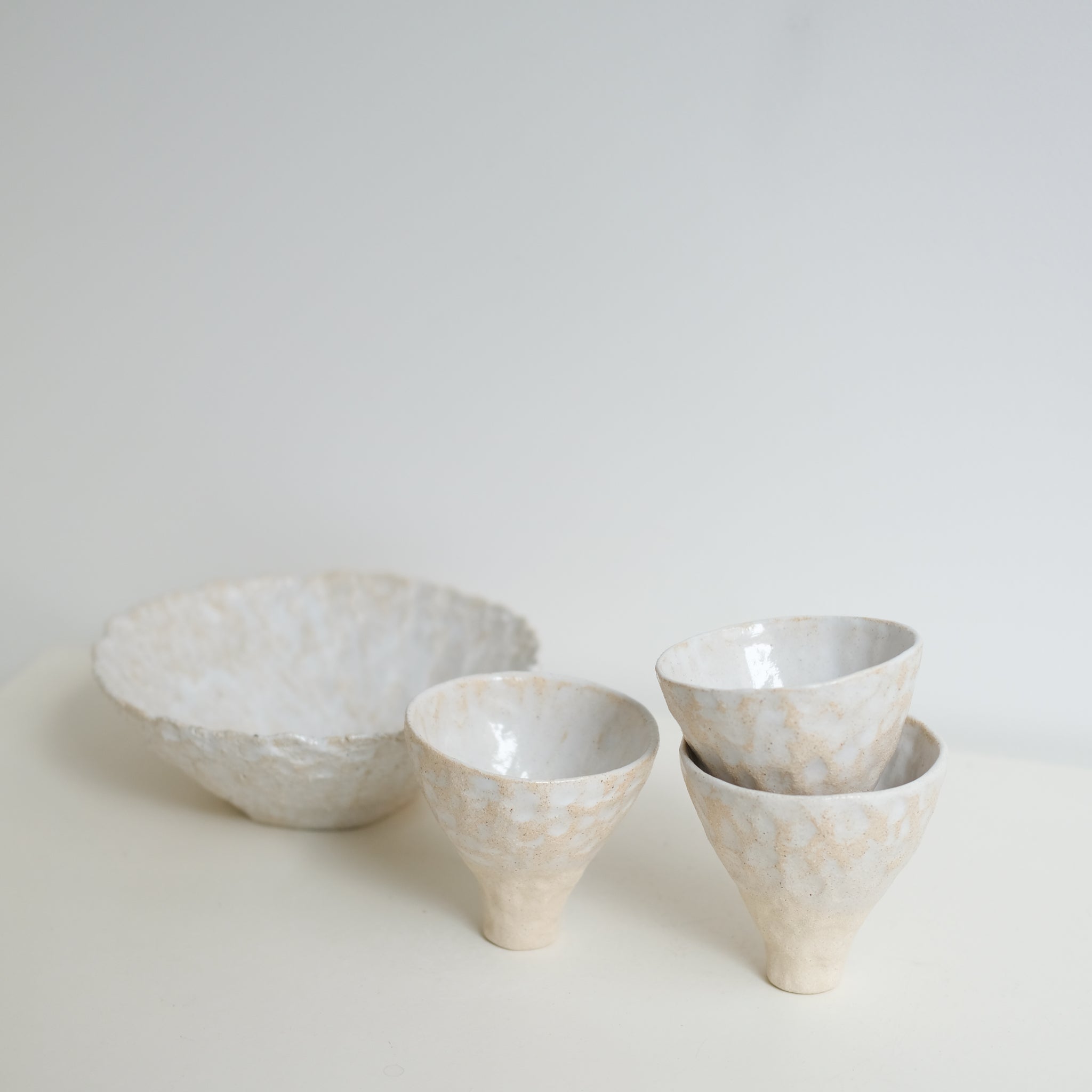Tasse sur pied en grès blanc 100ml - Blanc brillant de Léa Baldassari chez Brutal Ceramics