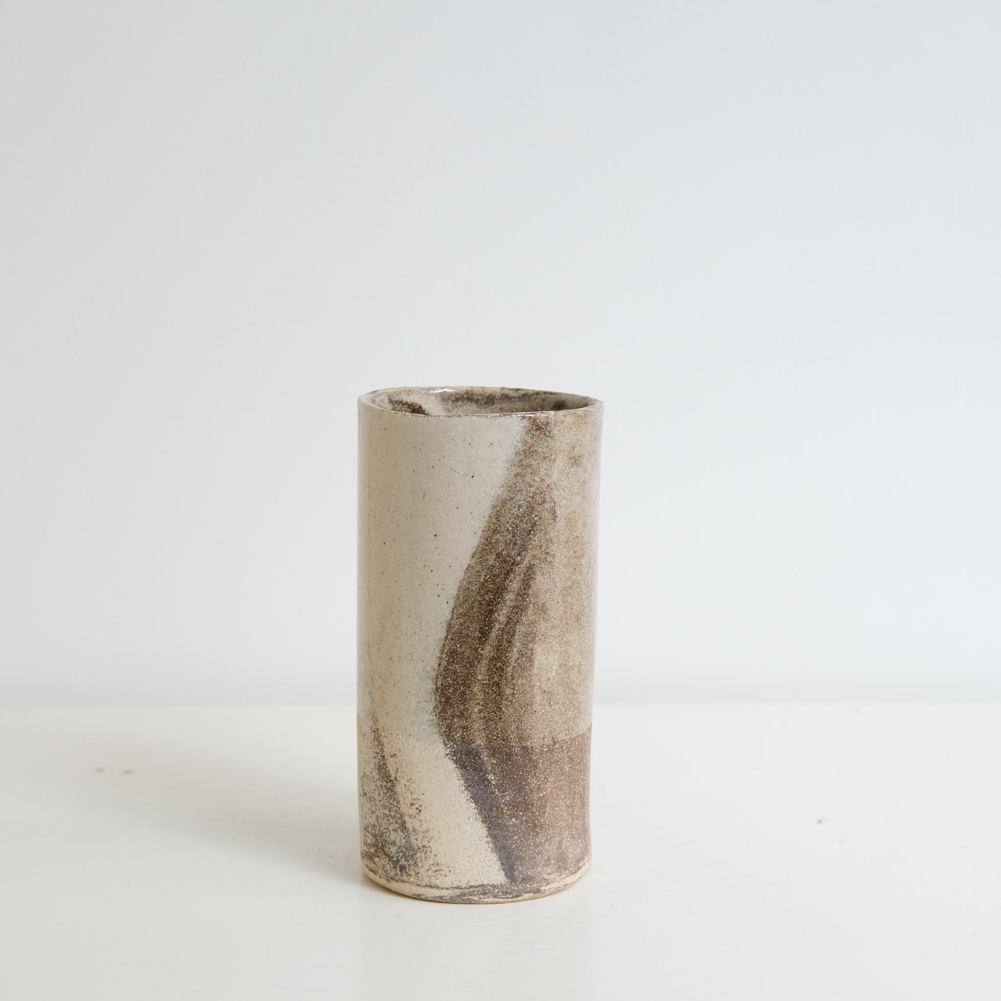 Vase en terre mêlées H15cm de Léa Baldassari chez Brutal Ceramics