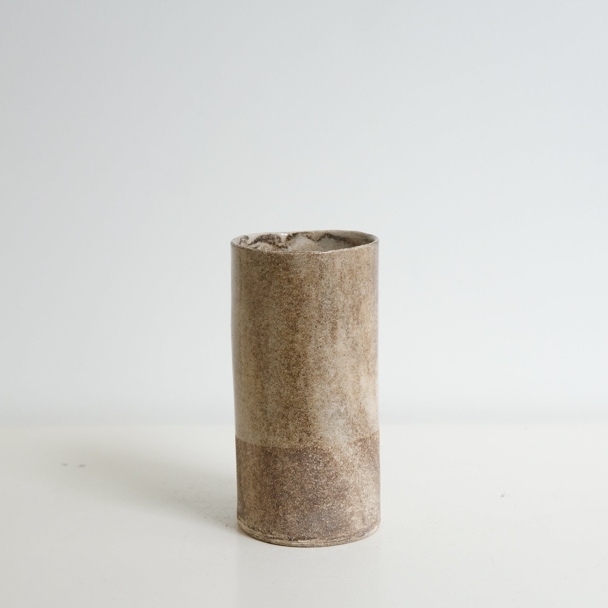 Vase en terre mêlées H15cm de Léa Baldassari chez Brutal Ceramics