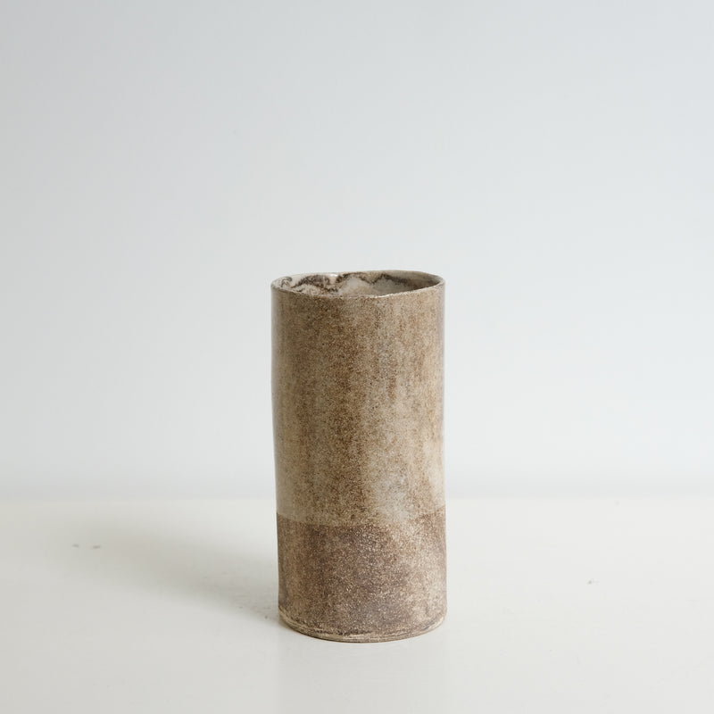 Vase en terre mêlées H15cm de Léa Baldassari chez Brutal Ceramics