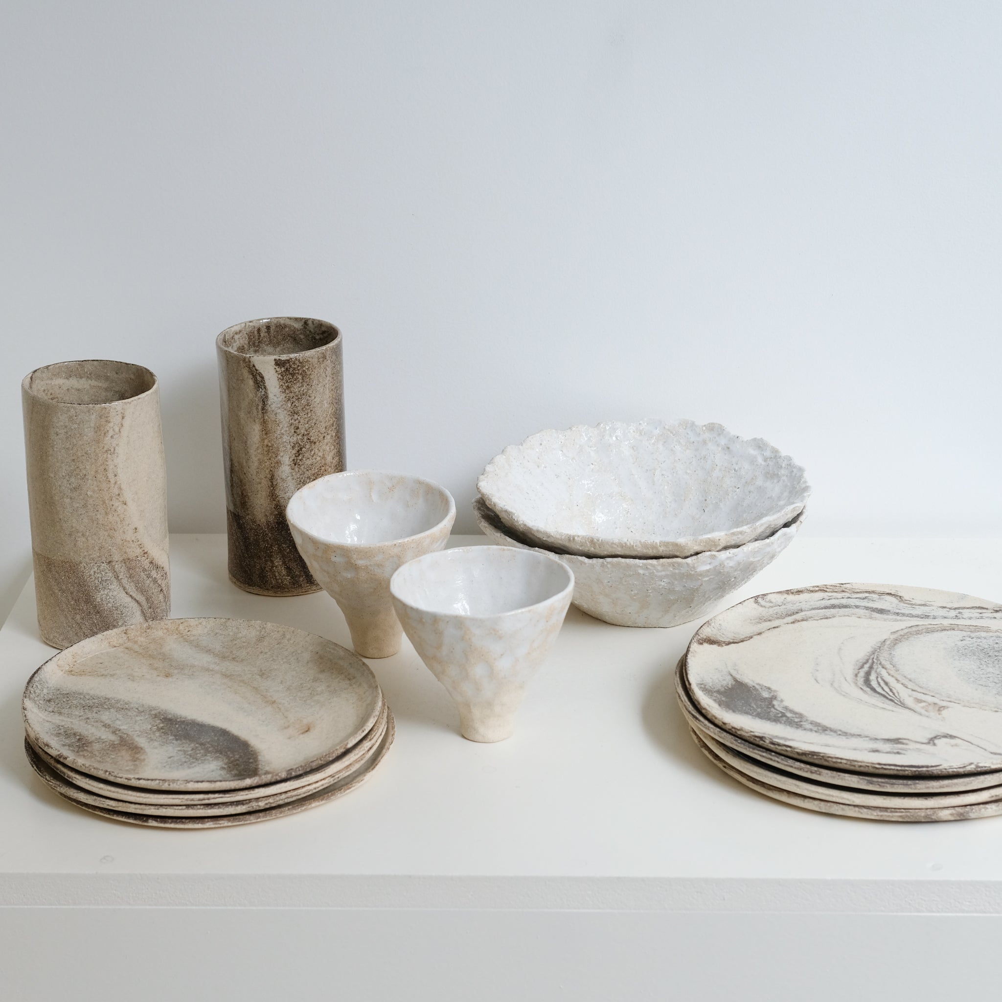 Assiette en terre mêlées 18cm - Blanc brillant de Léa Baldassari chez Brutal Ceramics