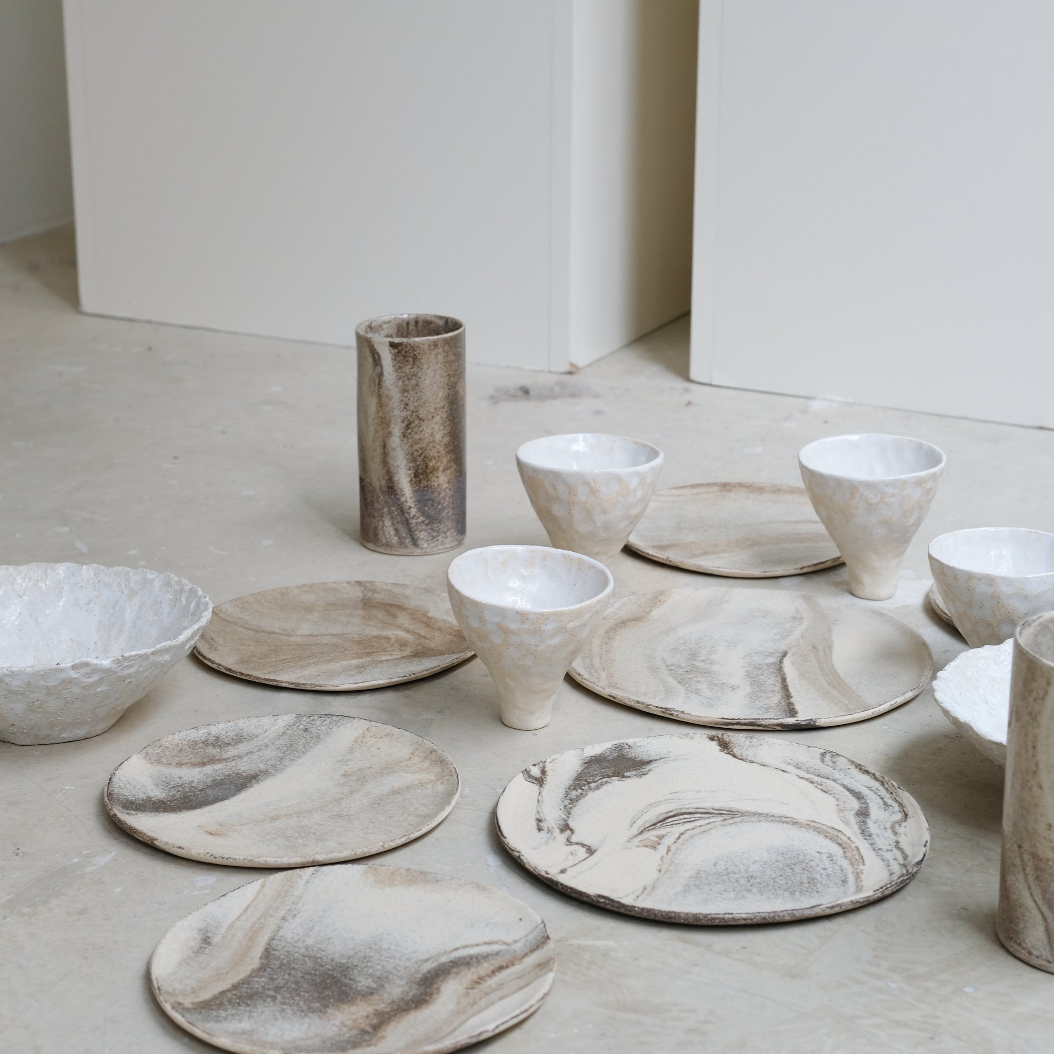 Assiette en terre mêlées 18cm - Blanc brillant de Léa Baldassari chez Brutal Ceramics