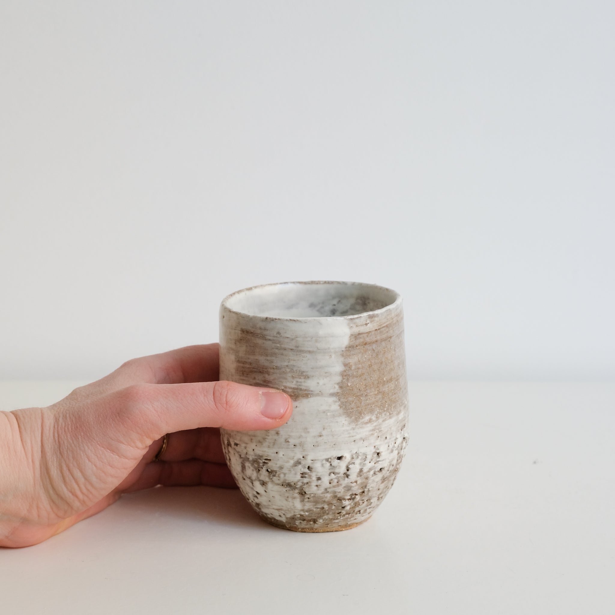 Tasse en grès roux 260ml - Blanc et beige de Lisa Chamoun chez Brutal Ceramics