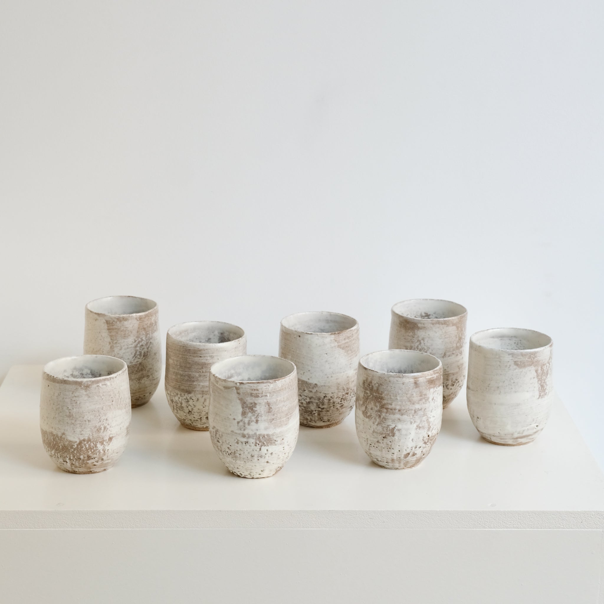 Tasse en grès roux 260ml - Blanc et beige de Lisa Chamoun chez Brutal Ceramics
