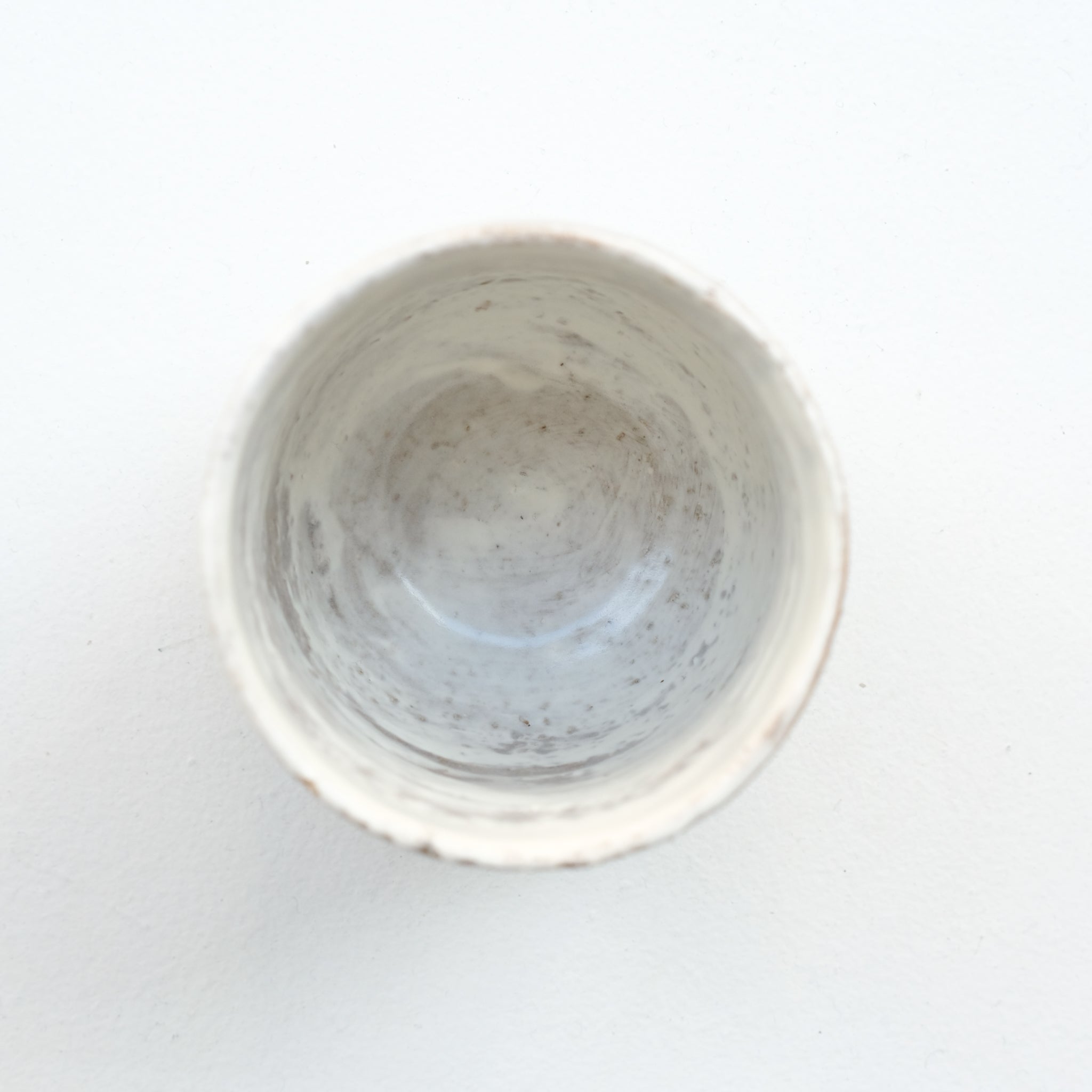 Tasse en grès roux 260ml - Blanc et beige de Lisa Chamoun chez Brutal Ceramics