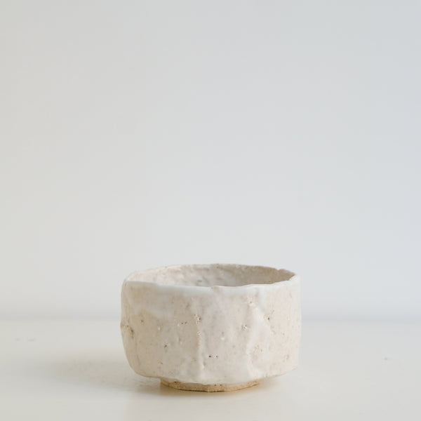 Tasse en grès blanc 240ml - Blanc de Lisa Chamoun chez Brutal Ceramics
