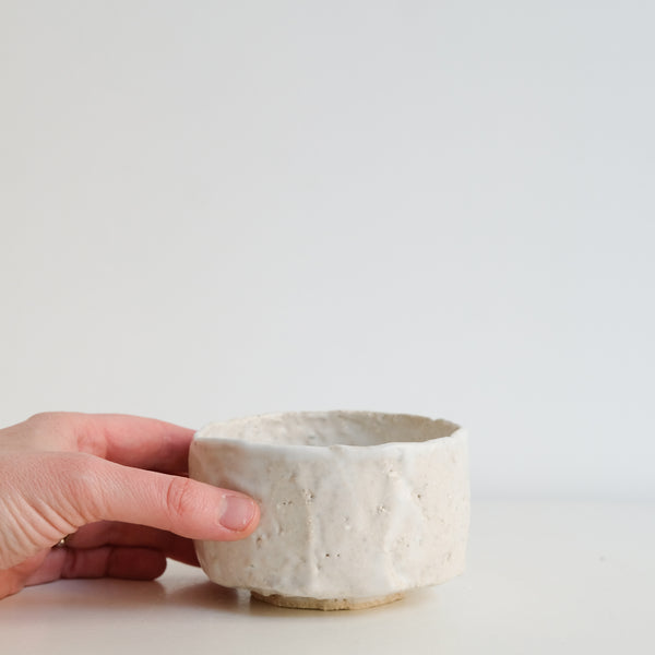 Tasse en grès blanc 240ml - Blanc de Lisa Chamoun chez Brutal Ceramics
