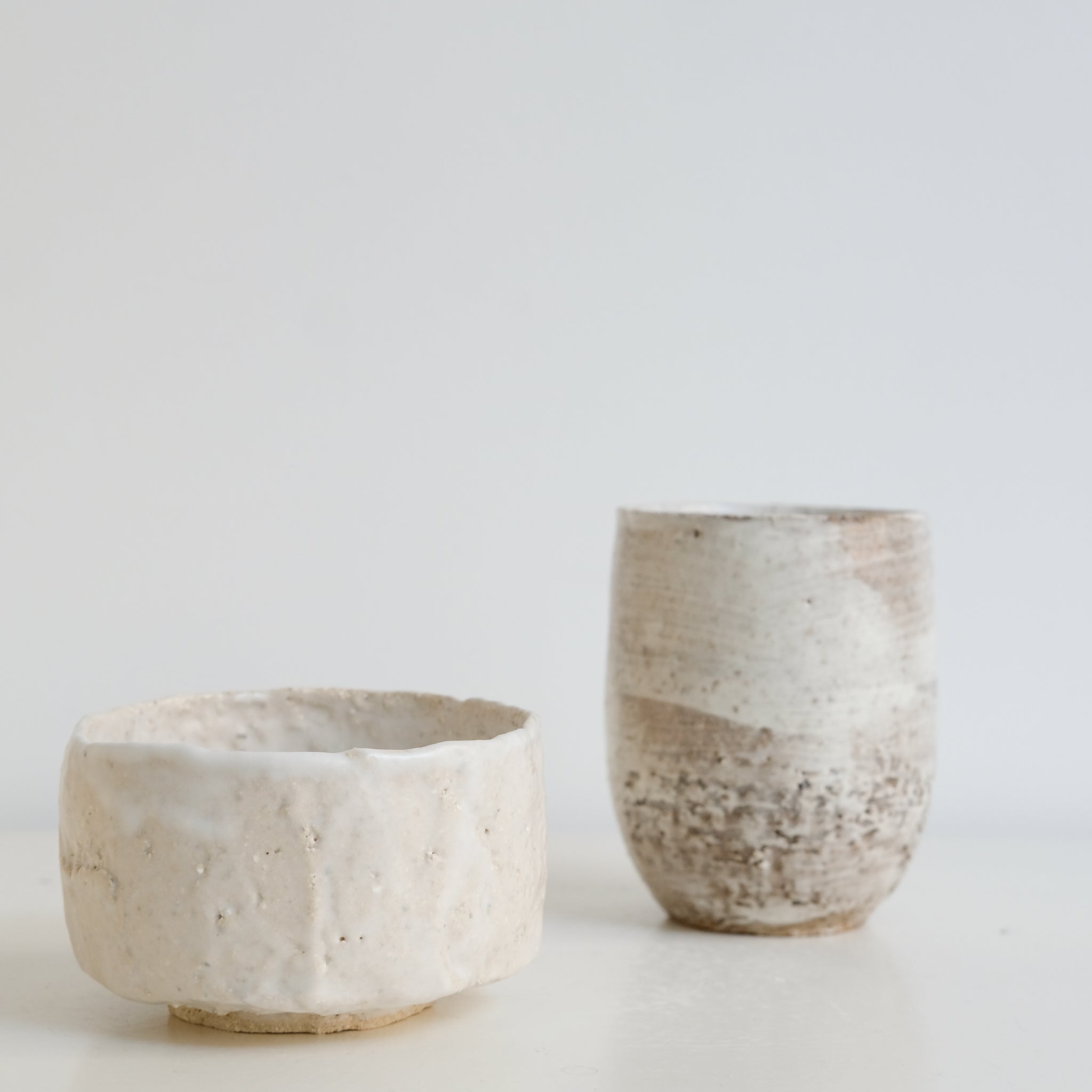 Tasse en grès blanc 240ml - Blanc de Lisa Chamoun chez Brutal Ceramics