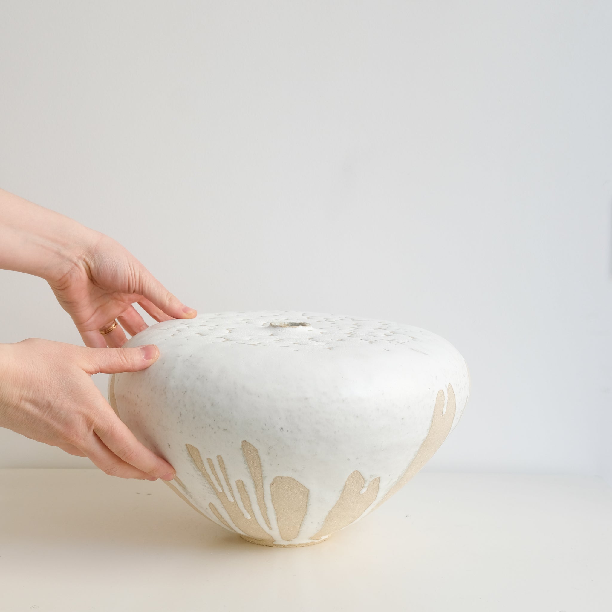 Vase en grès H 18cm -  Blanc de Lisa Chamoun chez Brutal Ceramics