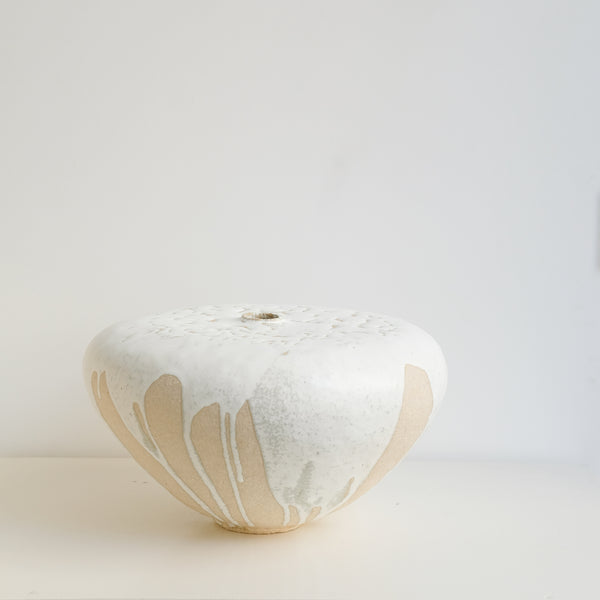 Vase en grès H 18cm -  Blanc de Lisa Chamoun chez Brutal Ceramics