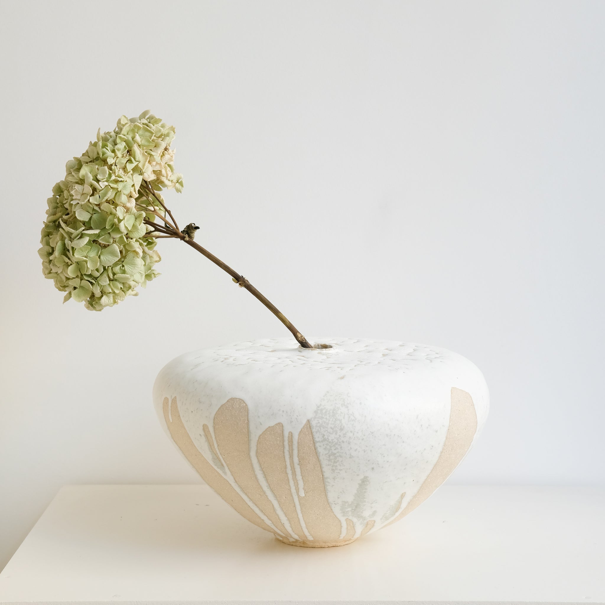 Vase en grès H 18cm -  Blanc de Lisa Chamoun chez Brutal Ceramics