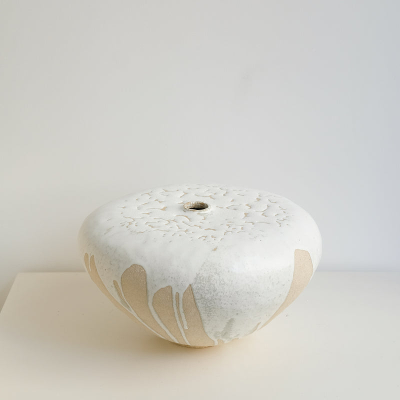 Vase en grès H 18cm -  Blanc de Lisa Chamoun chez Brutal Ceramics
