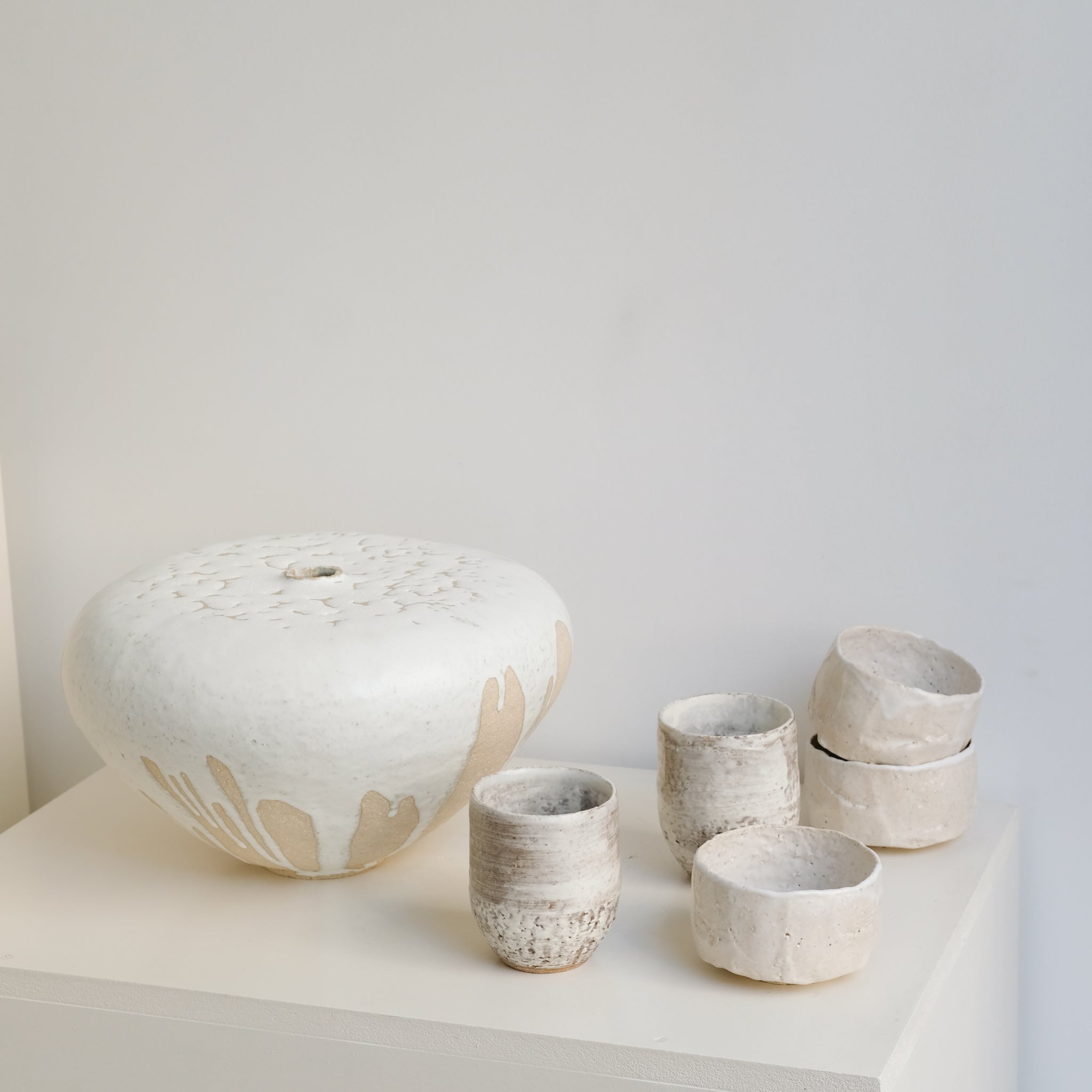 Tasse en grès roux 260ml - Blanc et beige de Lisa Chamoun chez Brutal Ceramics
