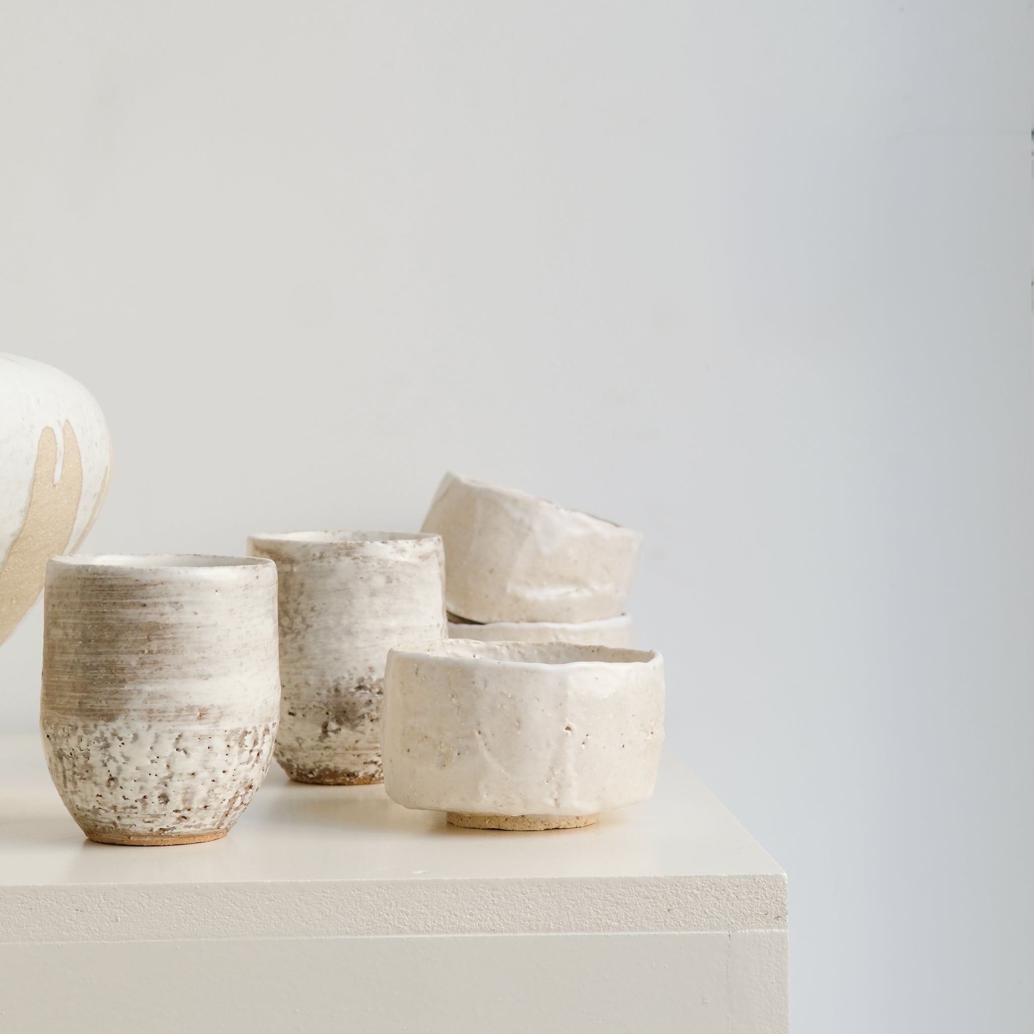 Tasse en grès roux 260ml - Blanc et beige de Lisa Chamoun chez Brutal Ceramics