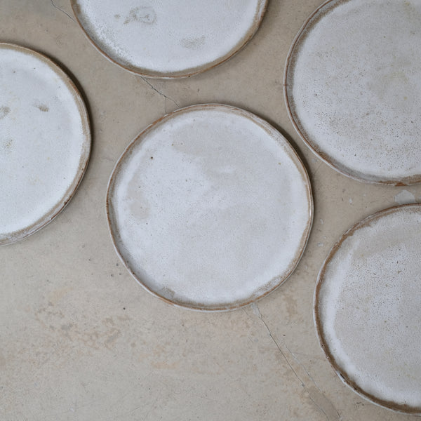 Assiette en grès recolté D 25cm - blanc de Nathalie Reocreux  chez Brutal Ceramics