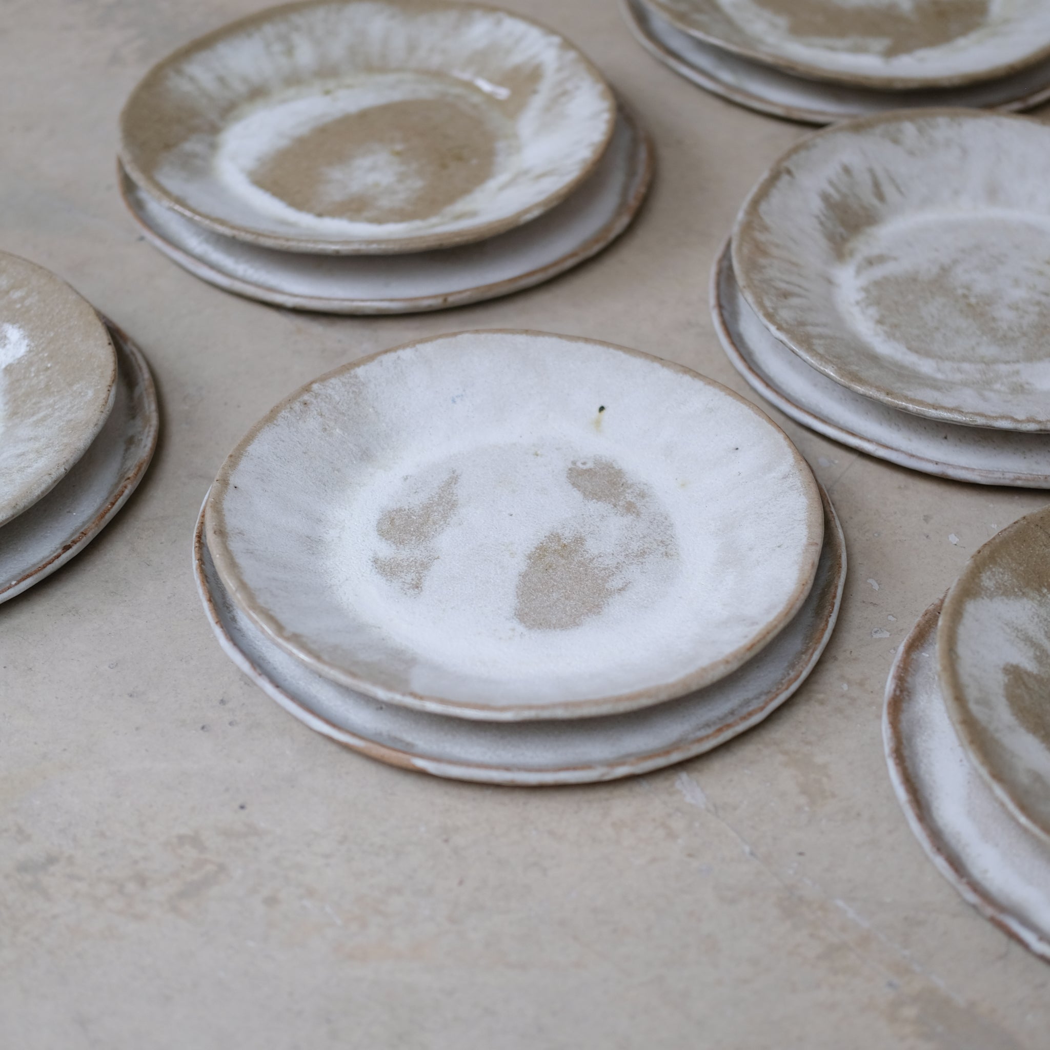 Assiette en grès recolté D 25cm - blanc de Nathalie Reocreux  chez Brutal Ceramics