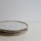 Assiette en grès recolté D 25cm - blanc de Nathalie Reocreux  chez Brutal Ceramics