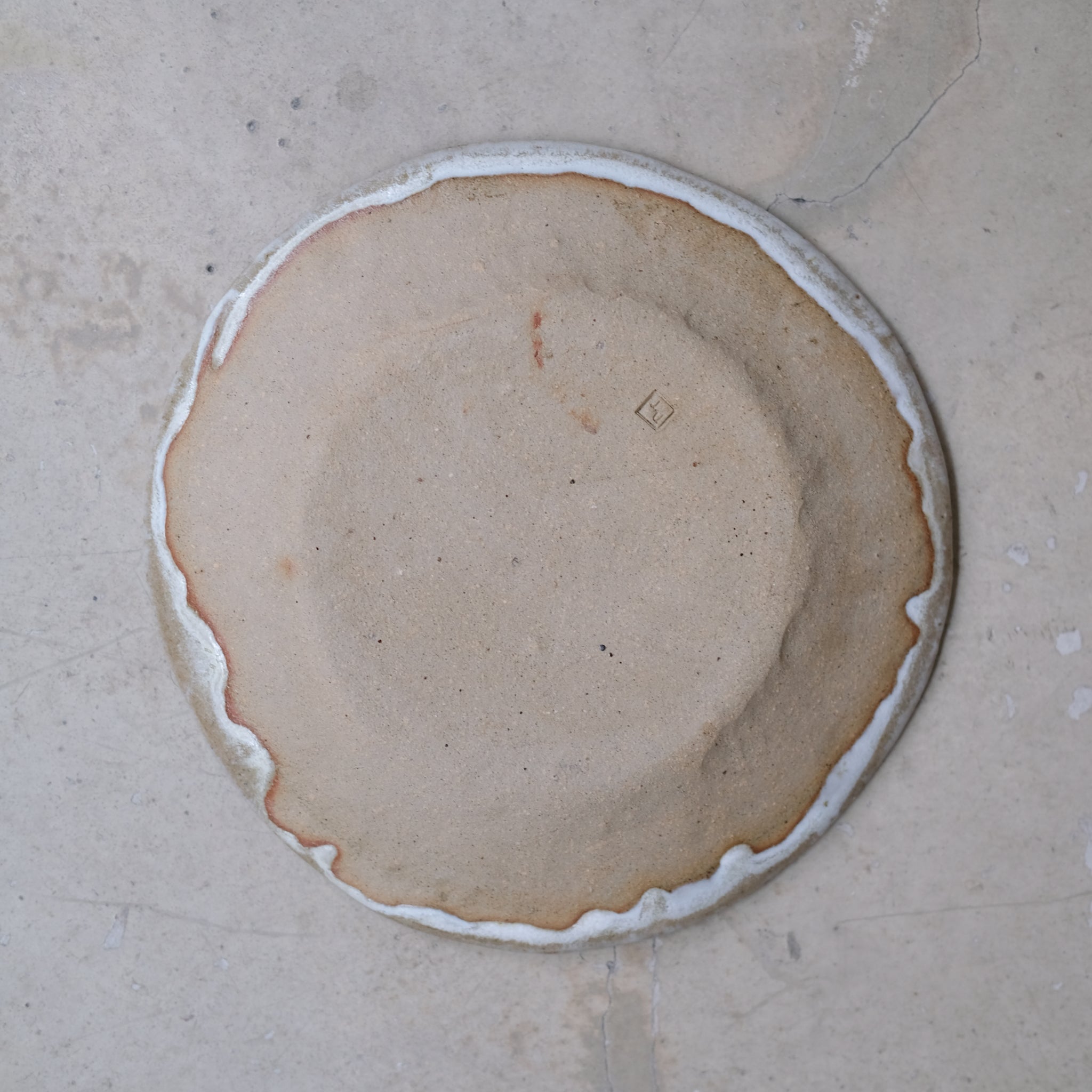 Assiette en grès recolté D 23cm - blanc et vert de Nathalie Reocreux chez Brutal Ceramics