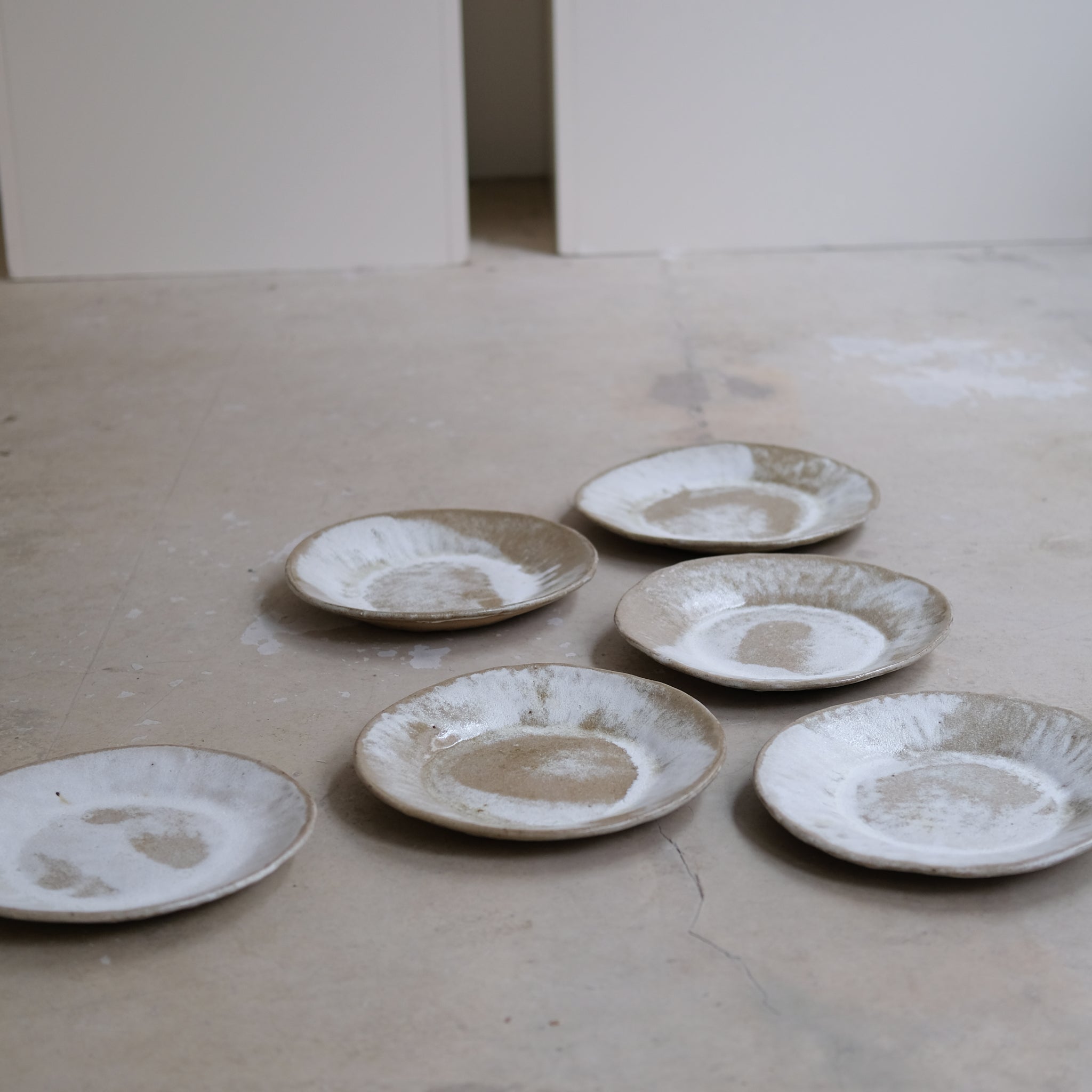 Assiette en grès recolté D 23cm - blanc et vert de Nathalie Reocreux chez Brutal Ceramics