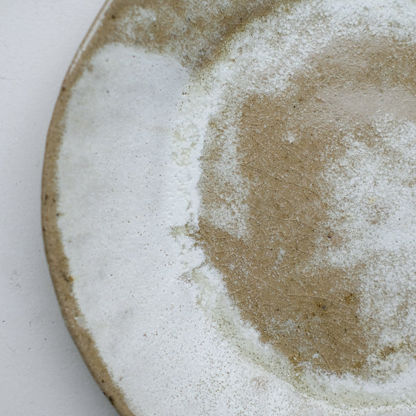 Assiette en grès recolté D 23cm - blanc et vert de Nathalie Reocreux chez Brutal Ceramics