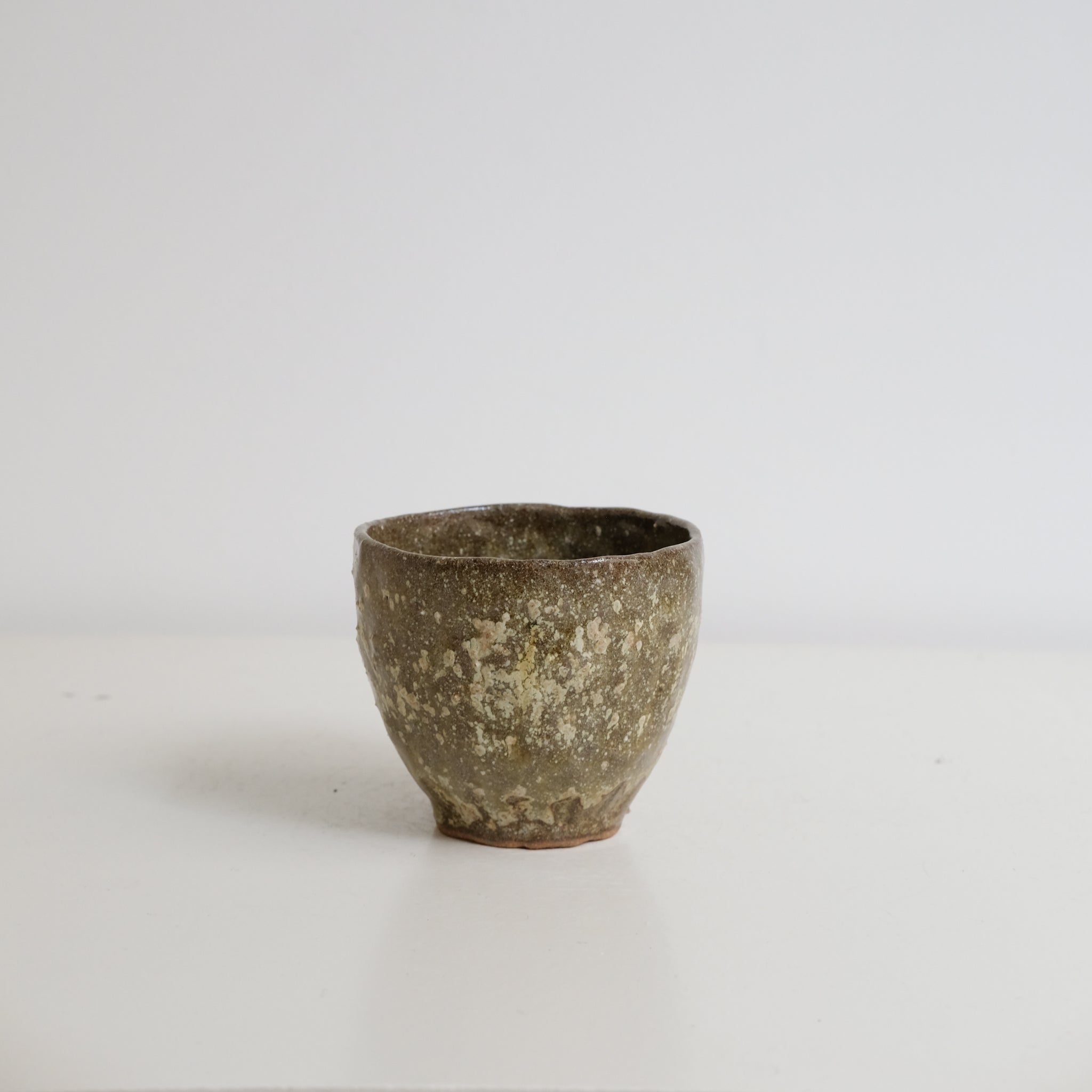Tasse en grès recolté 190ml - vert moucheté de Nathalie Reocreux chez Brutal Ceramics