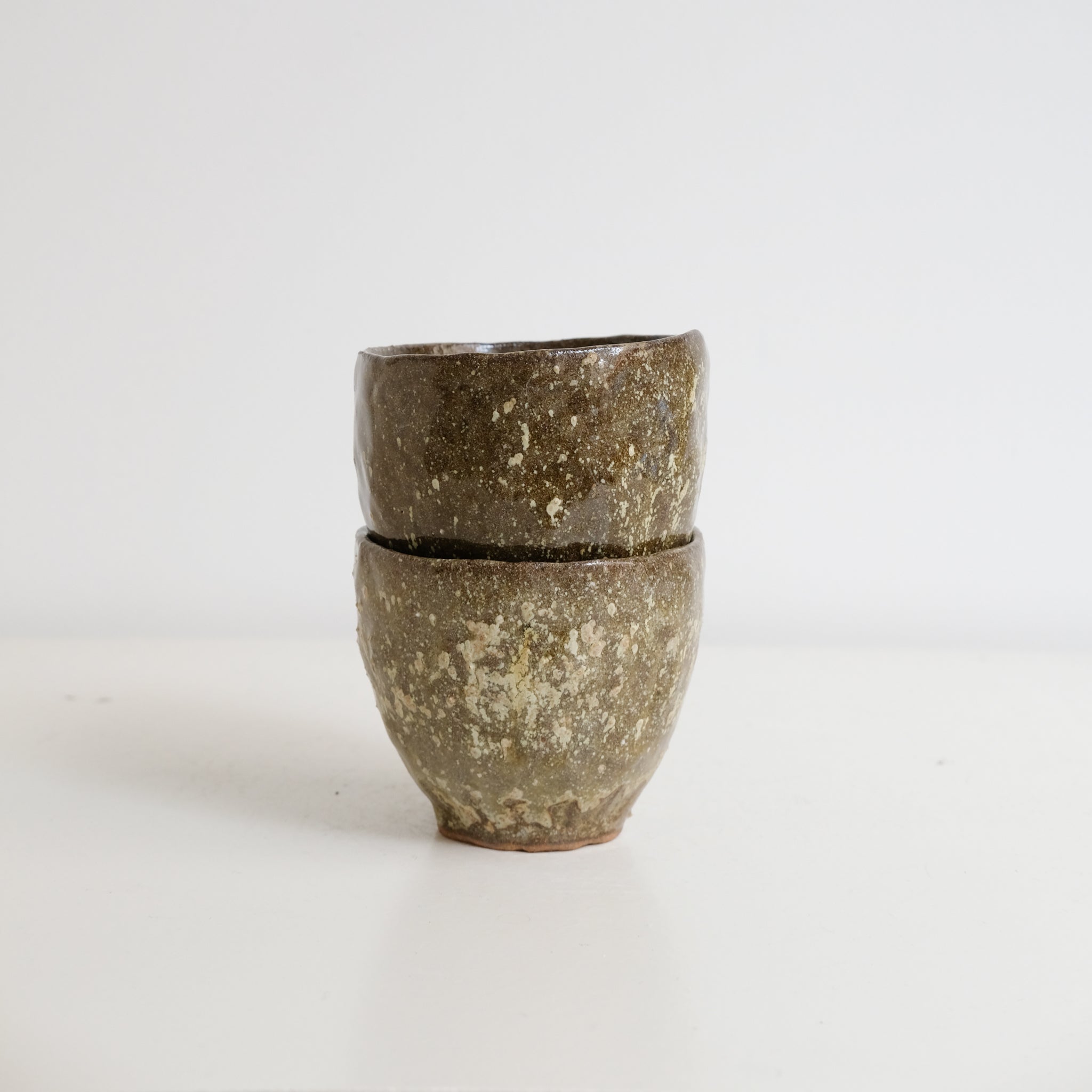 Tasse en grès recolté 190ml - vert moucheté de Nathalie Reocreux chez Brutal Ceramics