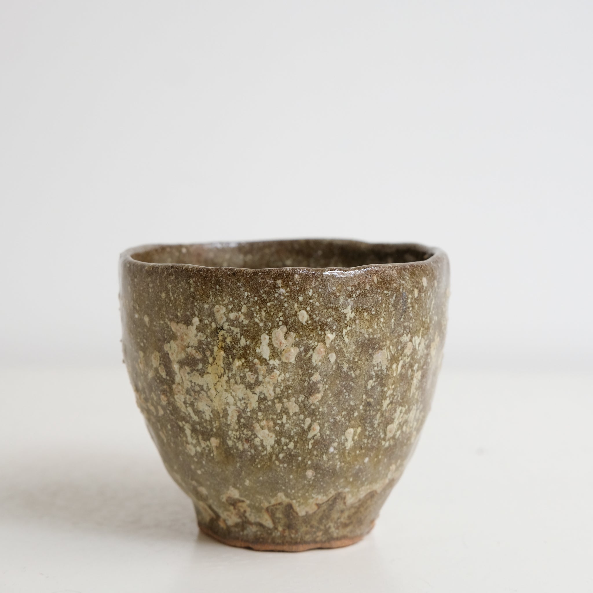 Tasse en grès recolté 190ml - vert moucheté de Nathalie Reocreux chez Brutal Ceramics