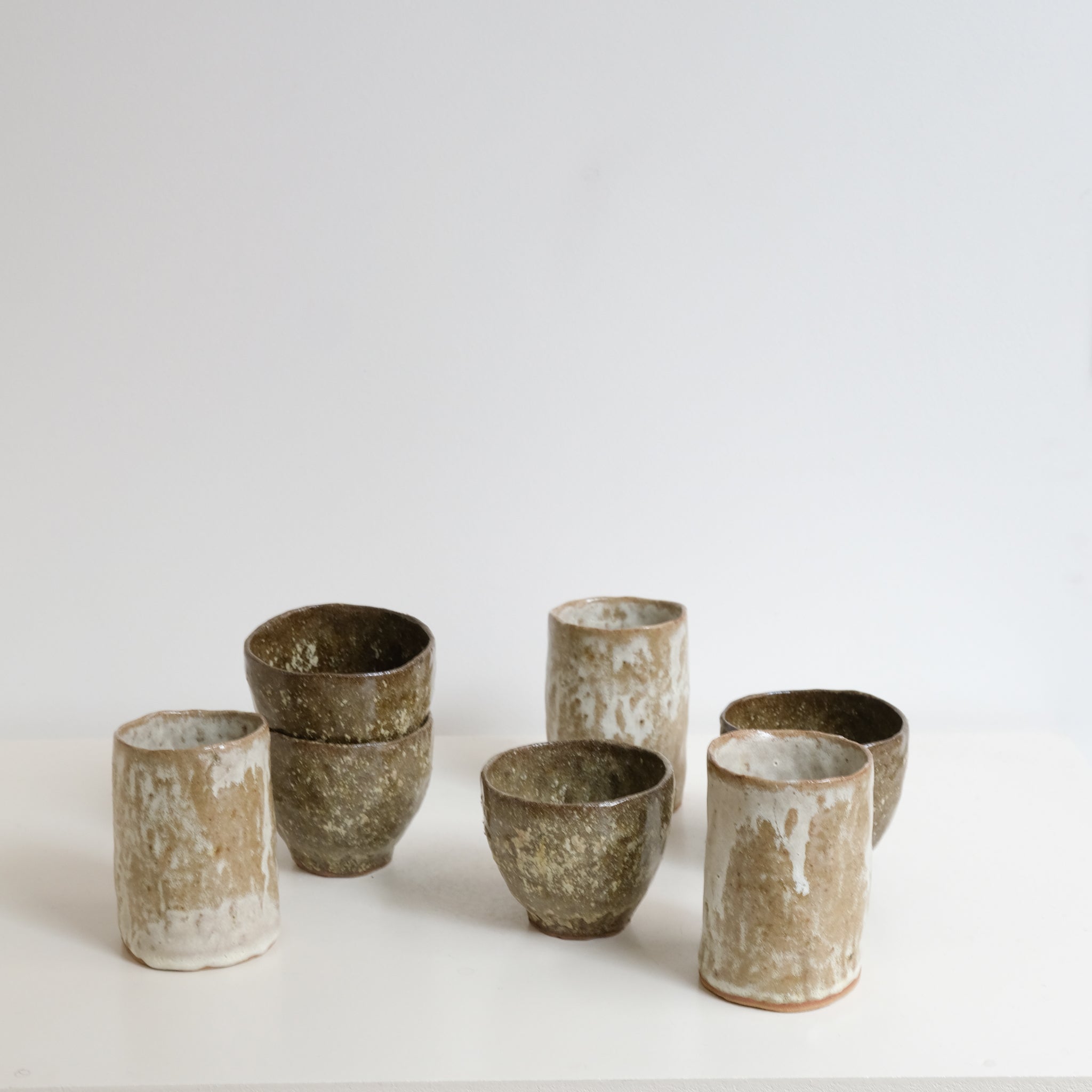 Tasse en grès recolté 200ml - blanc et vert de Nathalie Reocreux  chez Brutal Ceramics