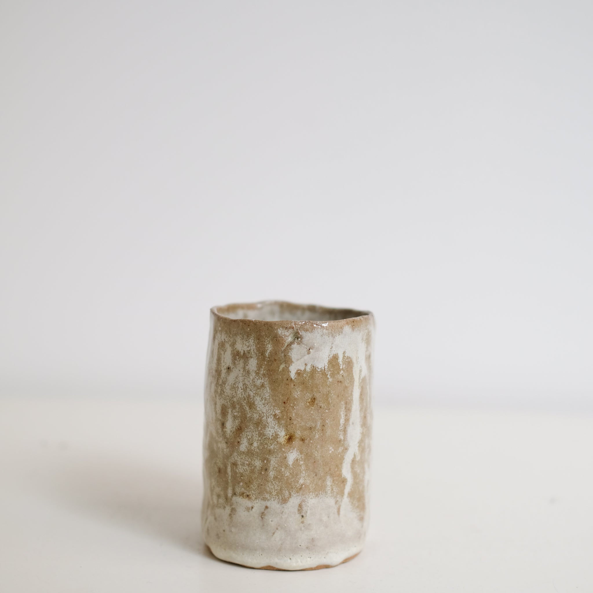Tasse en grès recolté 200ml - blanc et vert de Nathalie Reocreux  chez Brutal Ceramics