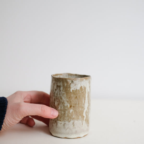 Tasse en grès recolté 200ml - blanc et vert de Nathalie Reocreux  chez Brutal Ceramics