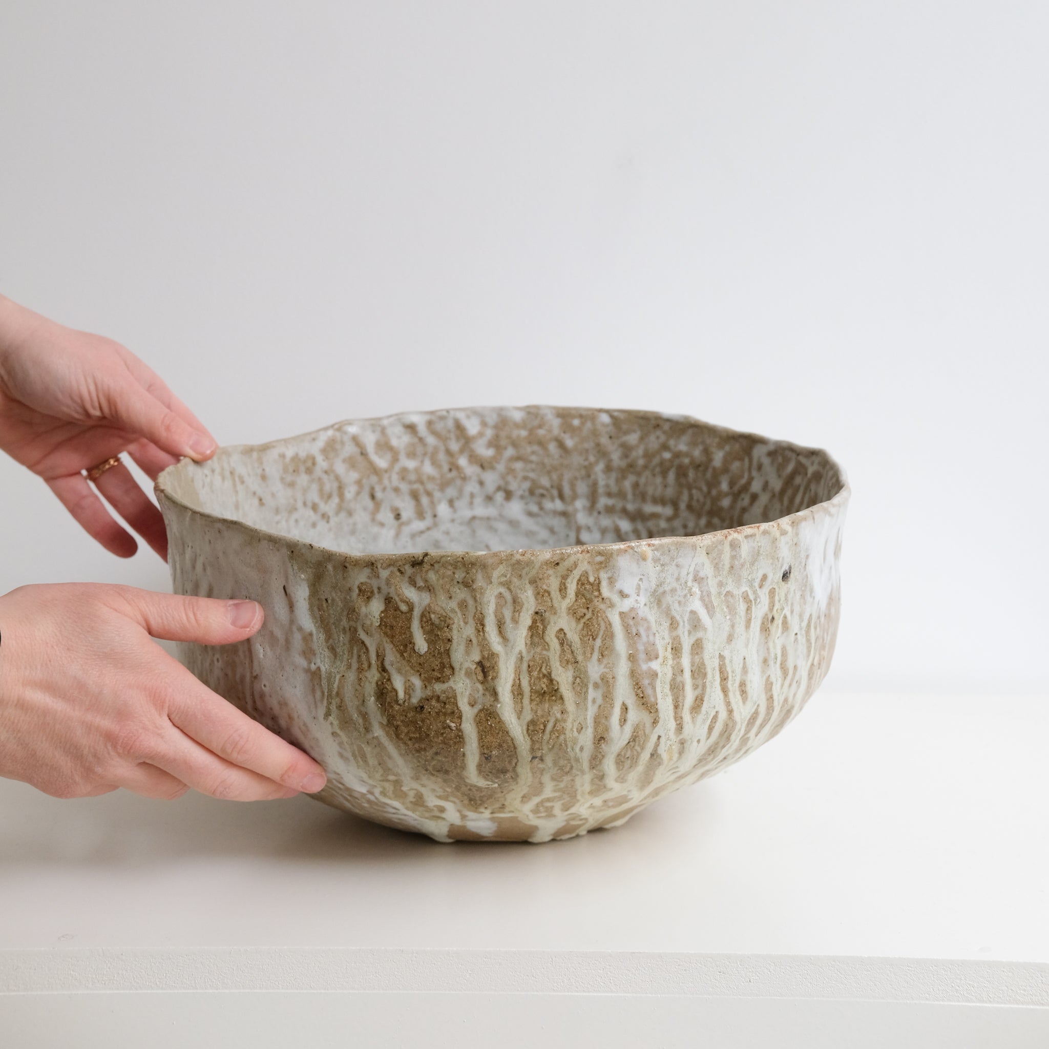 Coupe en grès récolté D 33cm - blanc et bruns de Nathalie Reocreux chez Brutal Ceramics