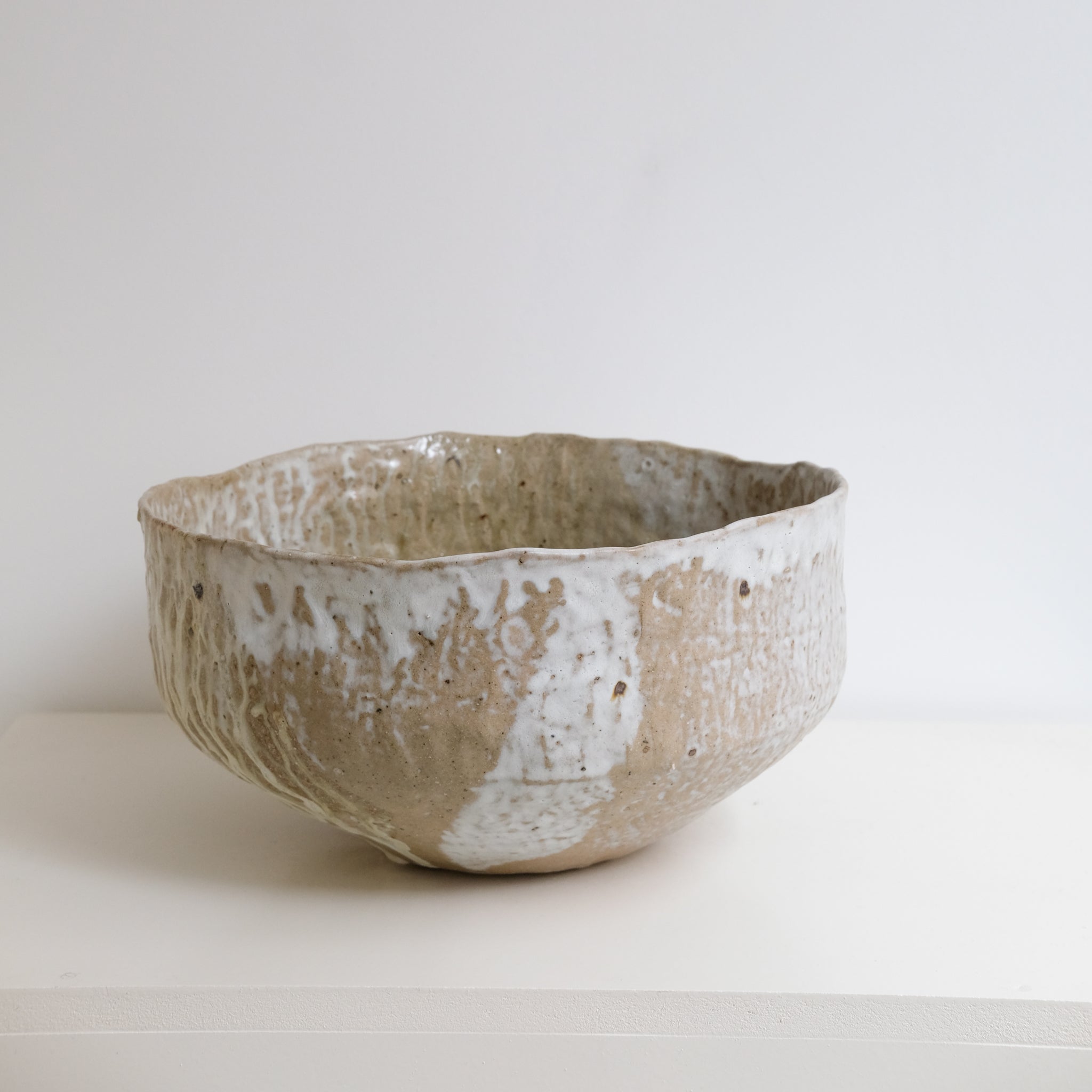 Coupe en grès récolté D 33cm - blanc et bruns de Nathalie Reocreux chez Brutal Ceramics