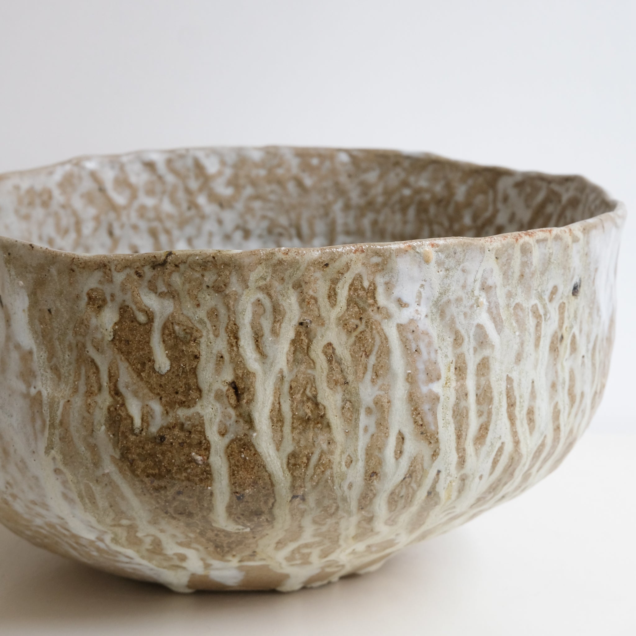 Coupe en grès récolté D 33cm - blanc et bruns de Nathalie Reocreux chez Brutal Ceramics
