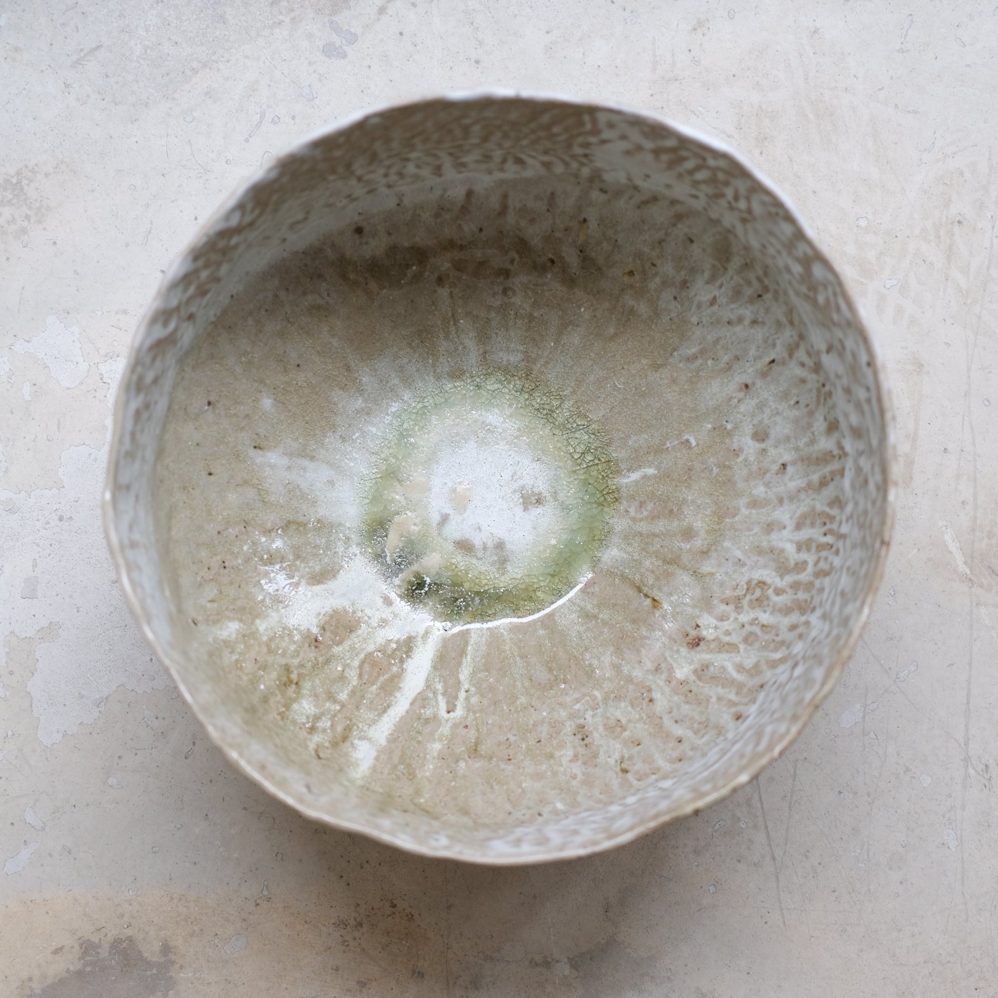 Coupe en grès récolté D 33cm - blanc et bruns de Nathalie Reocreux chez Brutal Ceramics