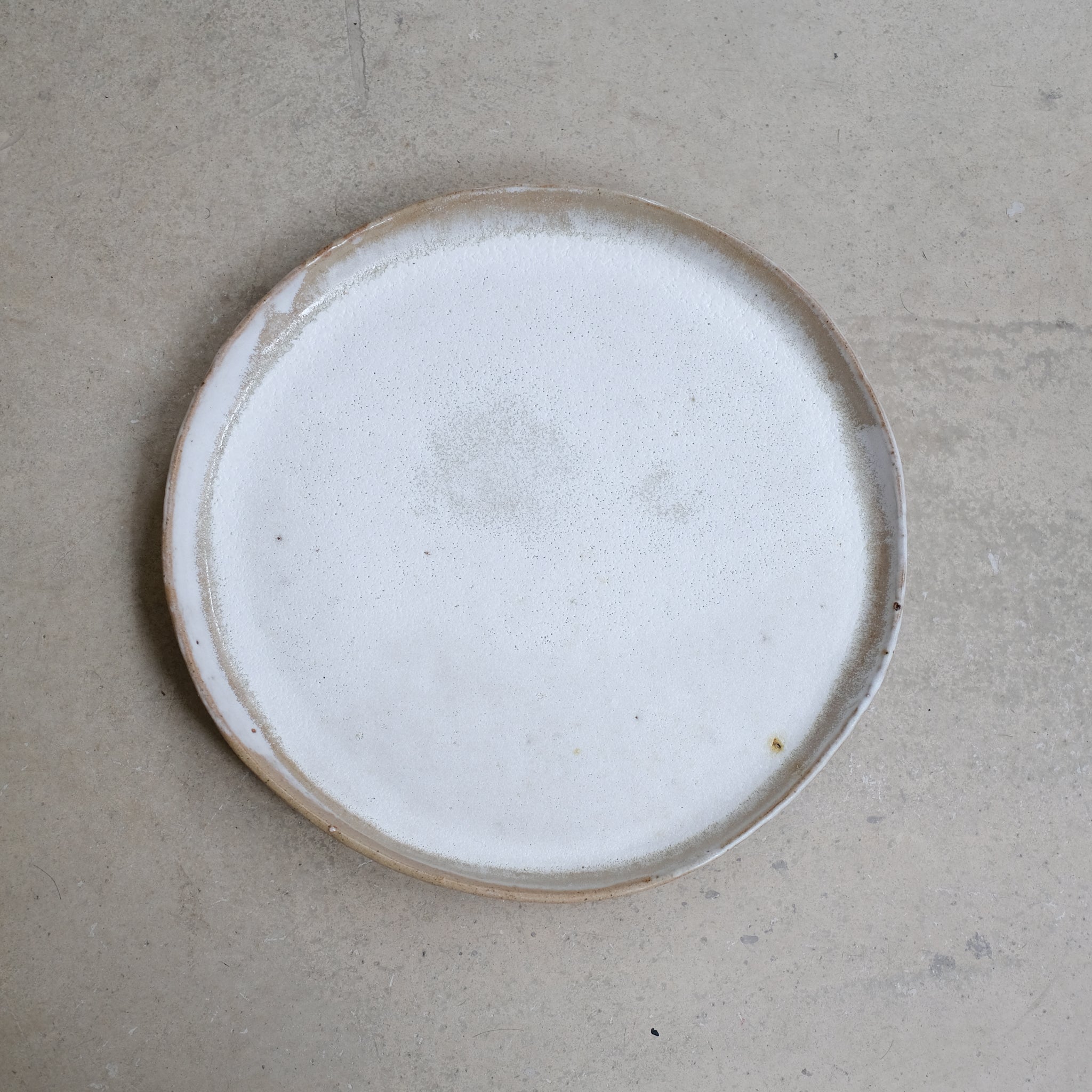 Plateau en grès récolté D 35cm - blanc et bruns de Nathalie Reocreux chez Brutal Ceramics