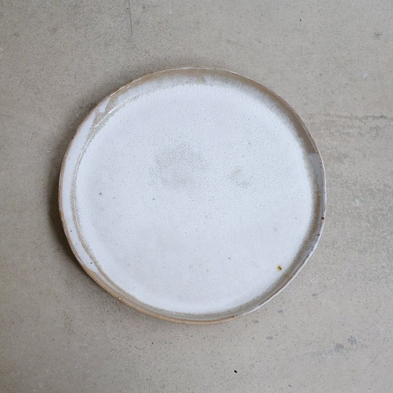 Plateau en grès récolté D 35cm - blanc et bruns de Nathalie Reocreux chez Brutal Ceramics