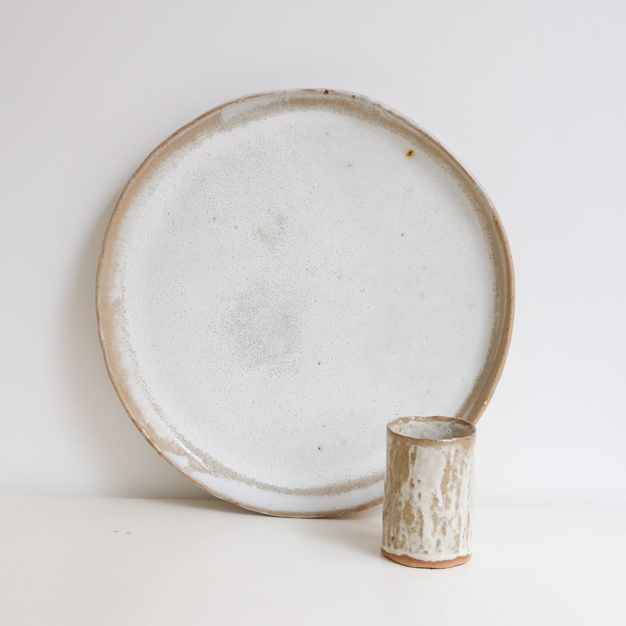 Plateau en grès récolté D 35cm - blanc et bruns de Nathalie Reocreux chez Brutal Ceramics