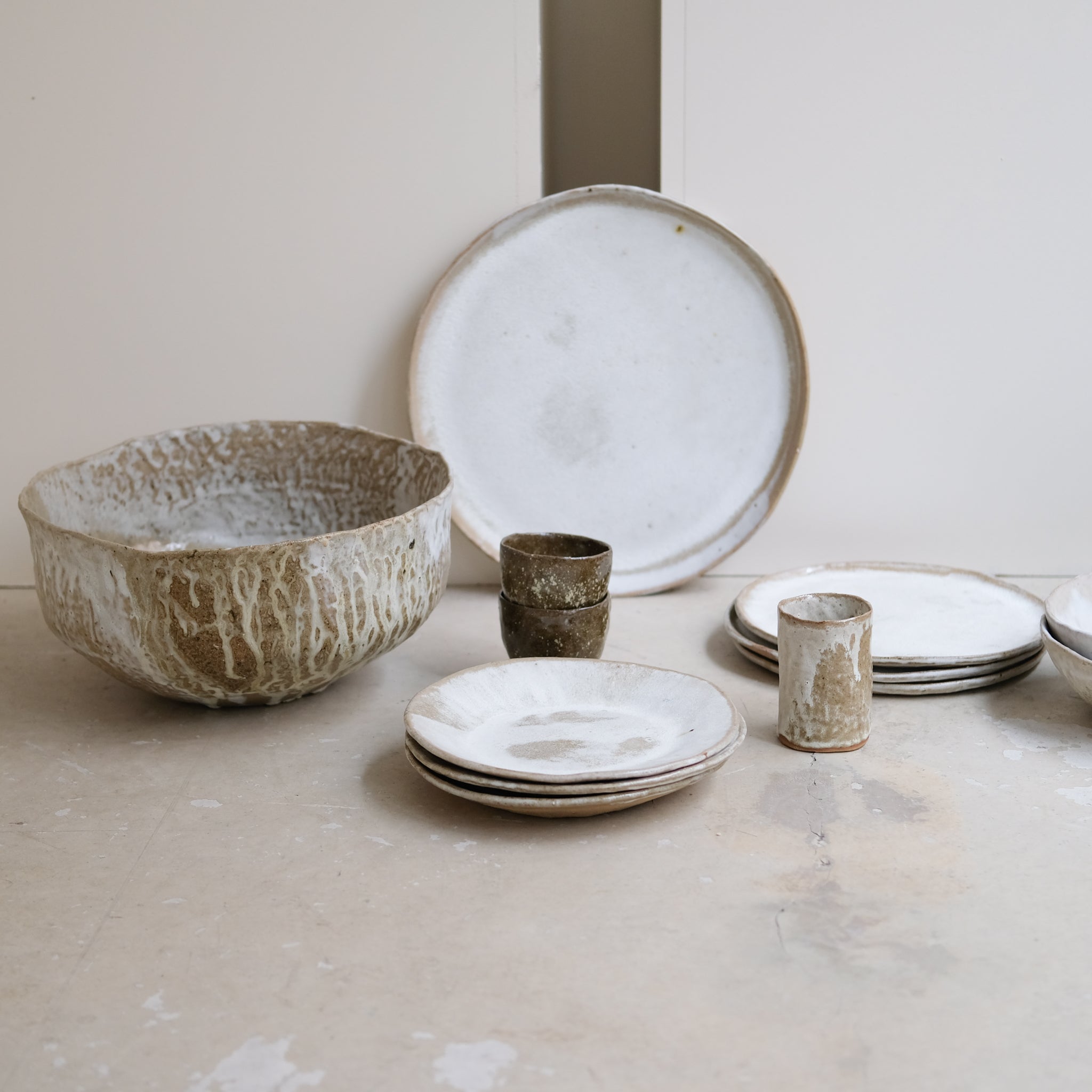 Coupe en grès récolté D 33cm - blanc et bruns de Nathalie Reocreux chez Brutal Ceramics