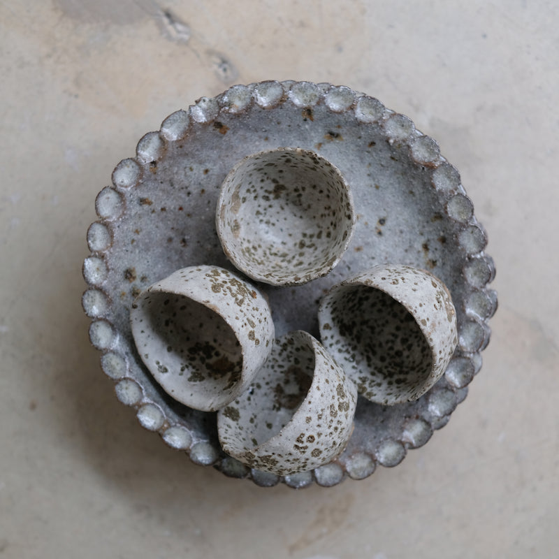 Tasse en terre glanée 100ml  - blanc et tâche kaki par Potry chez Brutal Ceramics