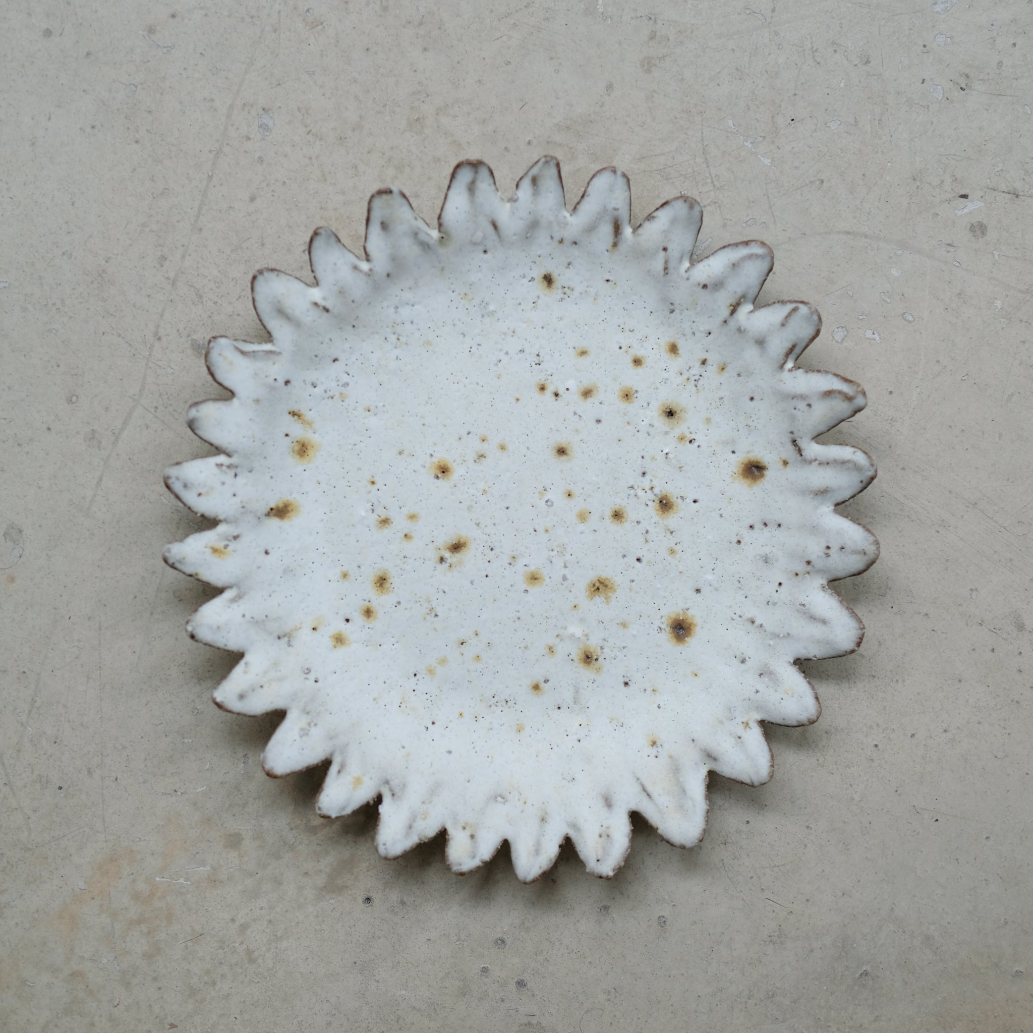 Assiette "soleil"en terre glanée D 21cm  - blanc gris par Potry chez Brutal Ceramics