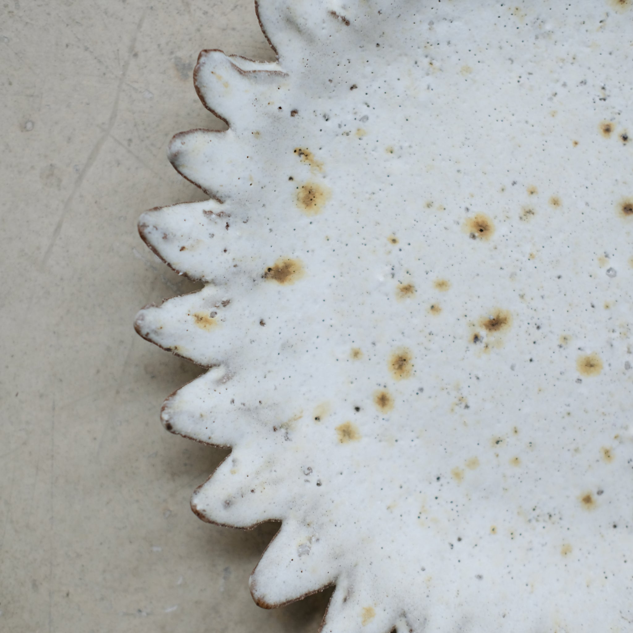 Assiette "soleil"en terre glanée D 21cm  - blanc gris par Potry chez Brutal Ceramics