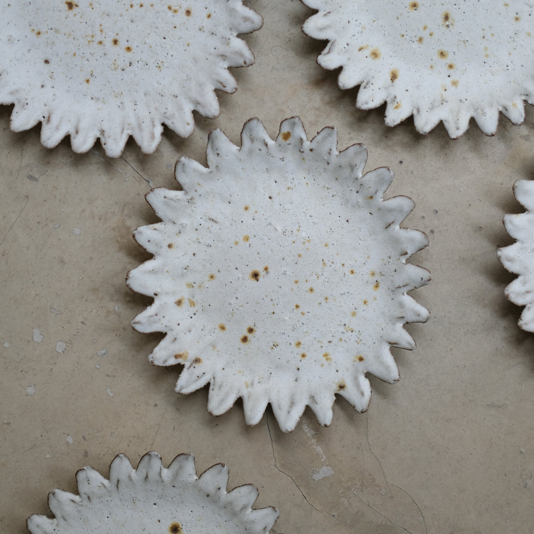Assiette "soleil"en terre glanée D 21cm  - blanc gris par Potry chez Brutal Ceramics