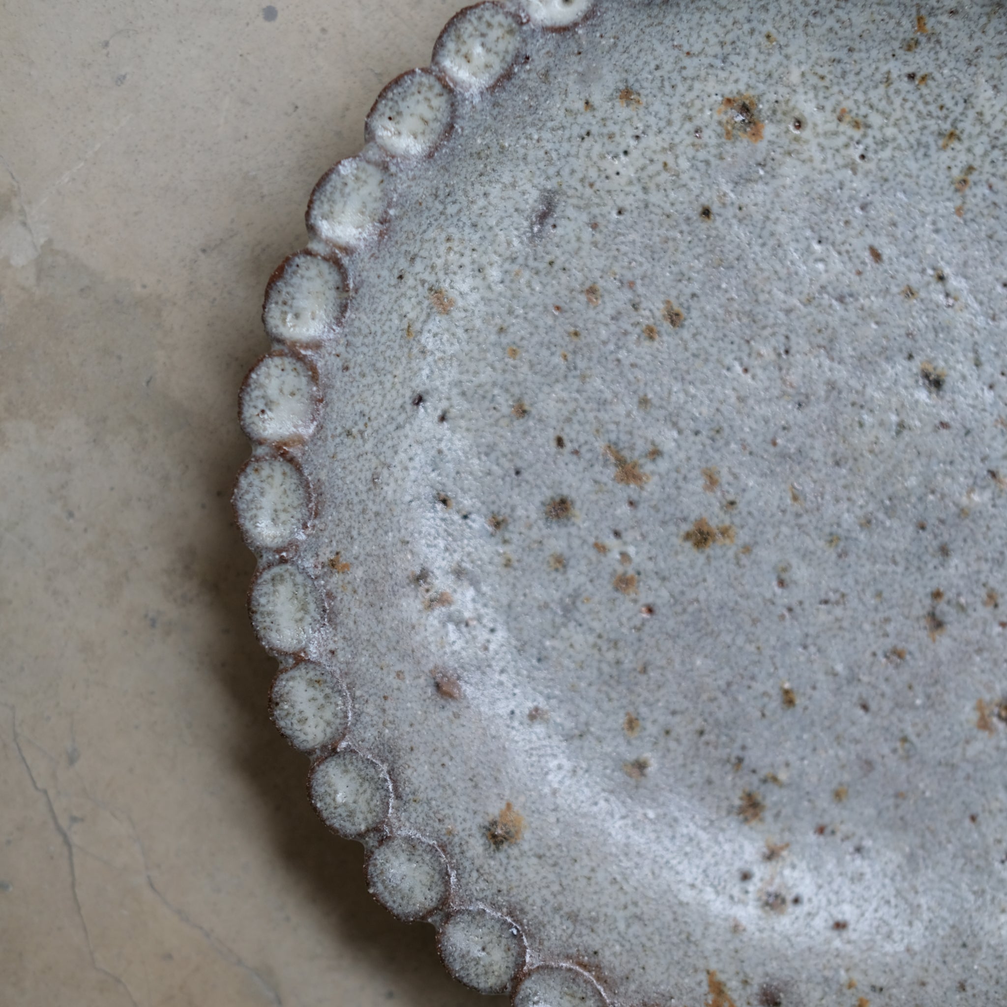 Assiette en terre glanée D 21cm  - gris bleu par Potry chez Brutal CeramicsAssiette en terre glanée D 21cm  - gris bleu par Potry chez Brutal Ceramics