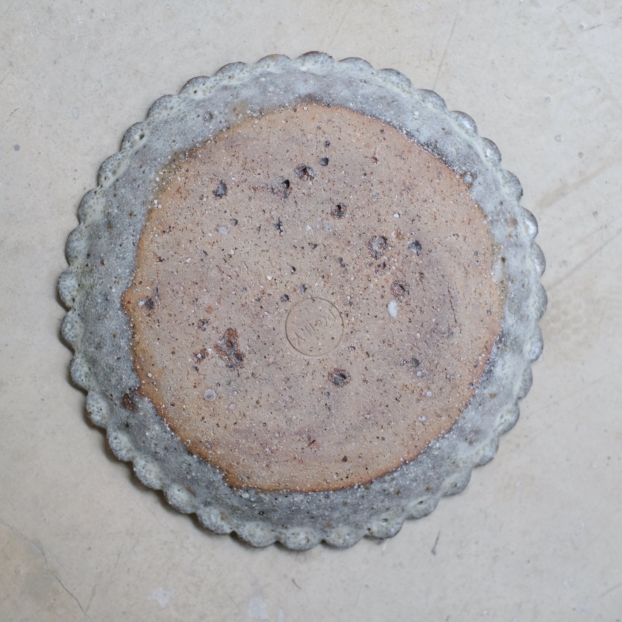 Assiette en terre glanée D 21cm  - gris bleu par Potry chez Brutal Ceramics