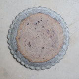Assiette en terre glanée D 21cm  - gris bleu par Potry chez Brutal Ceramics