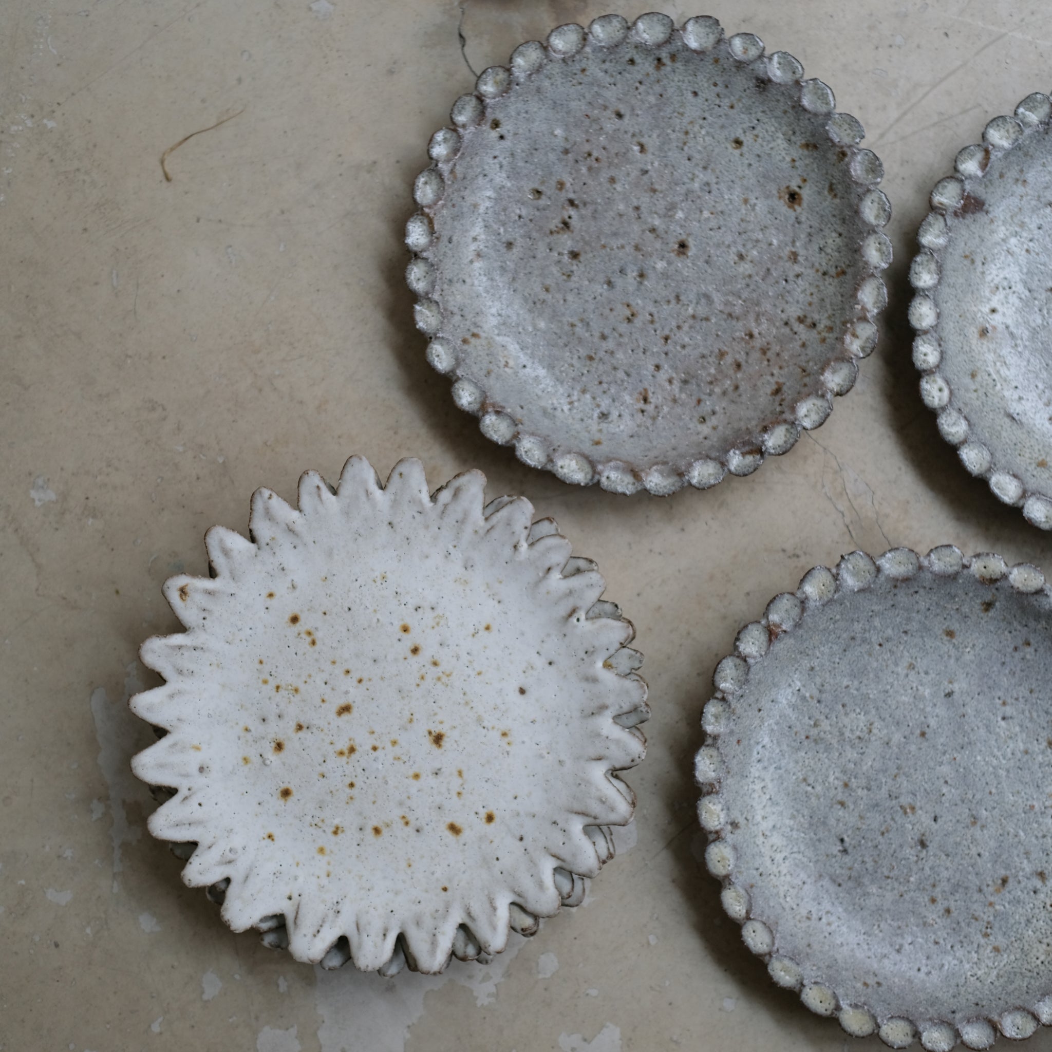Assiette en terre glanée D 21cm  - gris bleu par Potry chez Brutal Ceramics