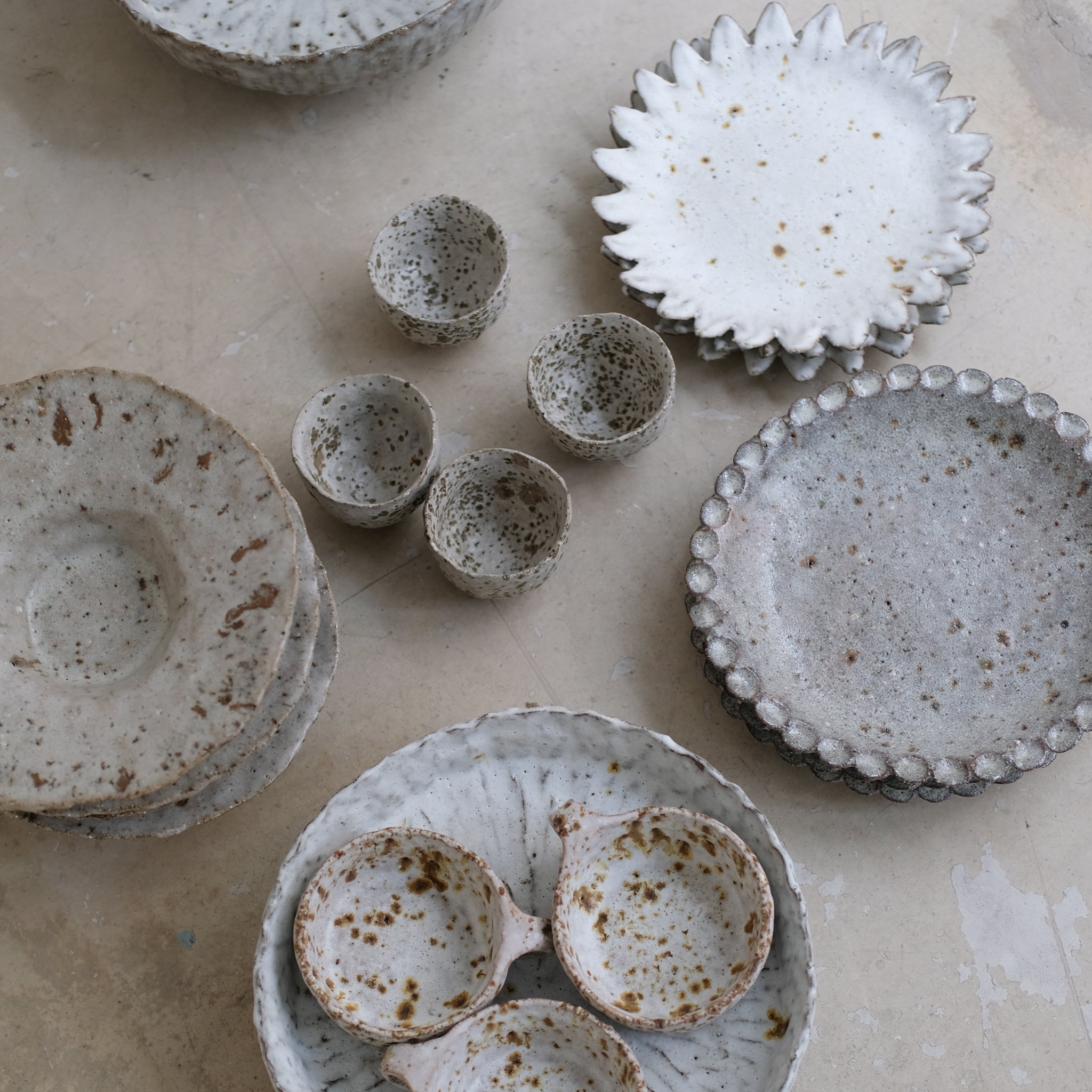 Assiette en terre glanée D 20cm  - blanc gris par Potry chez Brutal Ceramics