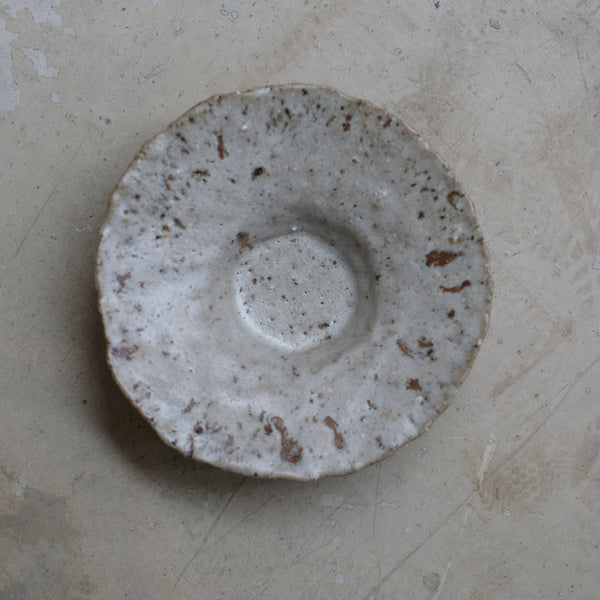 Assiette en terre glanée D 20cm  - blanc gris par Potry chez Brutal Ceramics